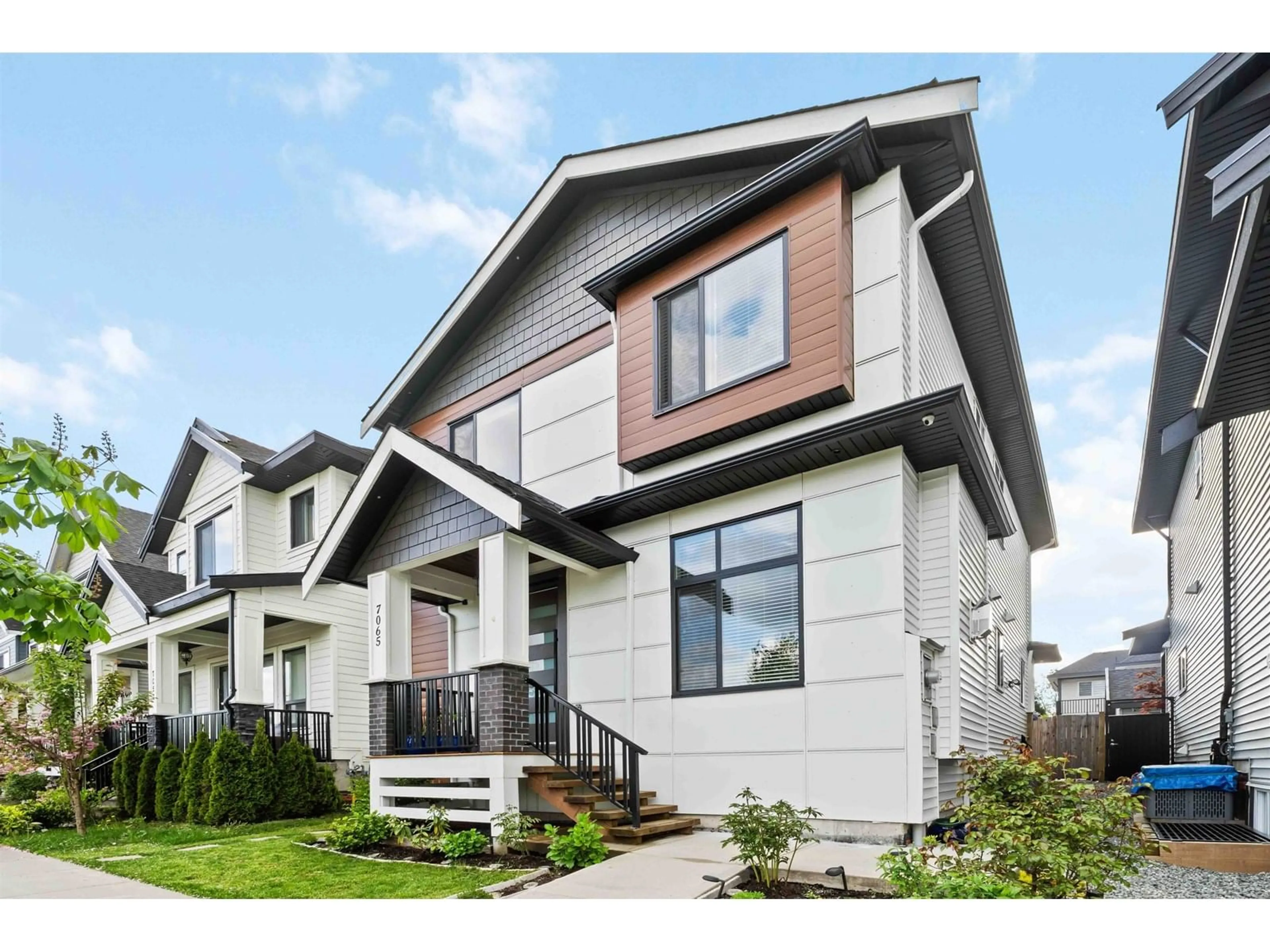 Home with vinyl exterior material, street for 7065 194A, Surrey British Columbia V4N1N2