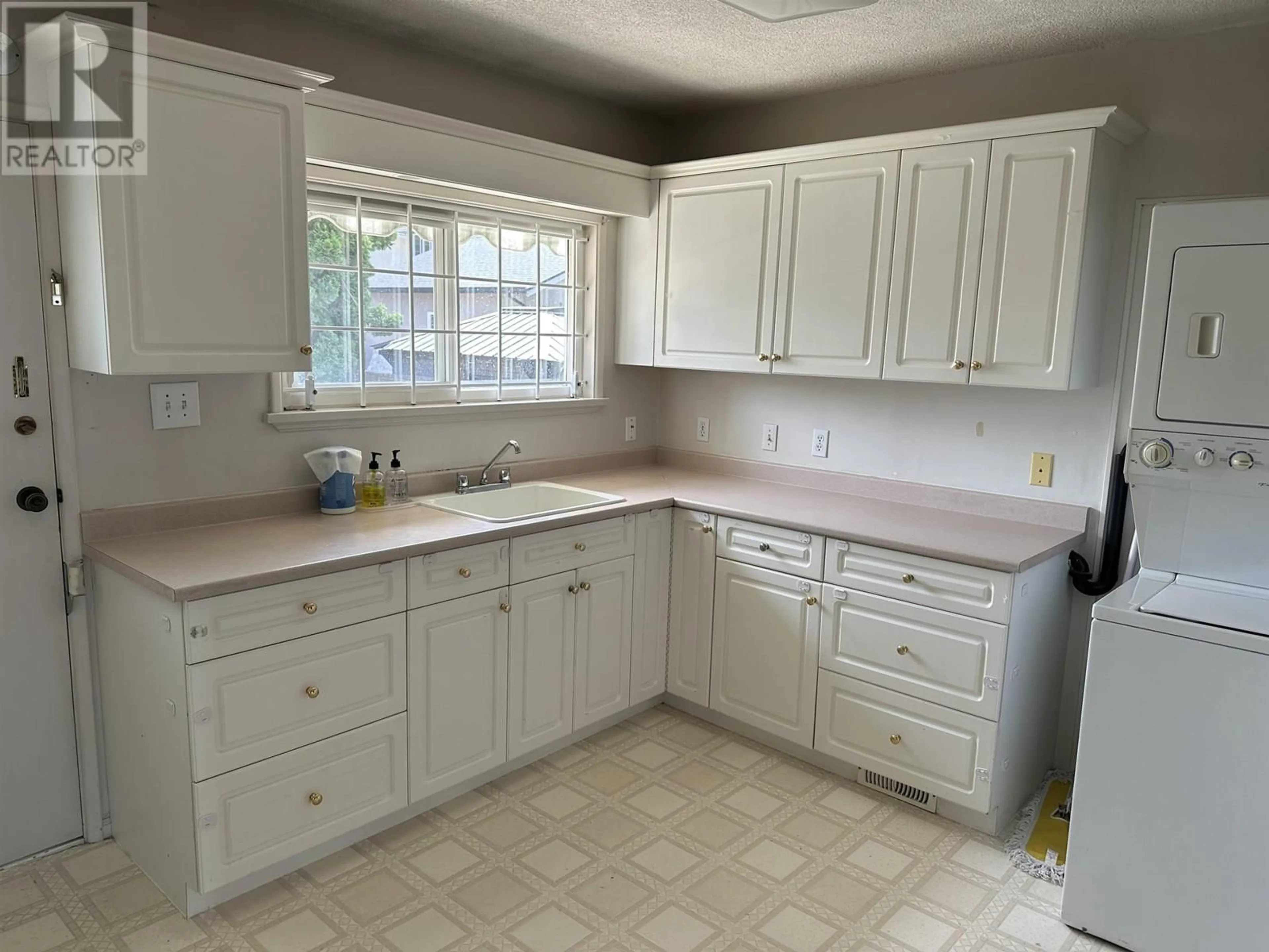 Standard kitchen, ceramic/tile floor for 5858 BRYANT STREET, Burnaby British Columbia V5H1X6