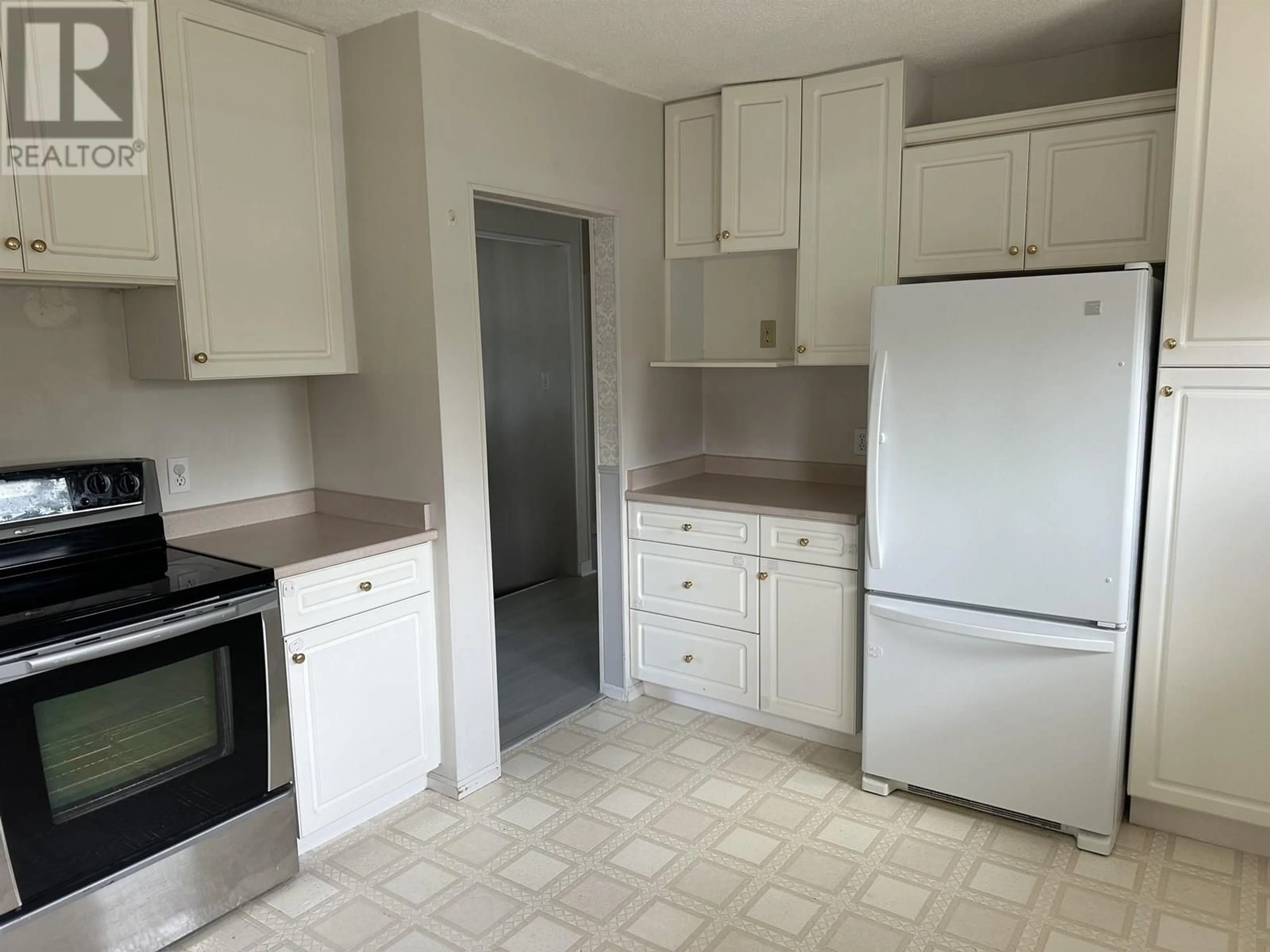 Standard kitchen, unknown for 5858 BRYANT STREET, Burnaby British Columbia V5H1X6