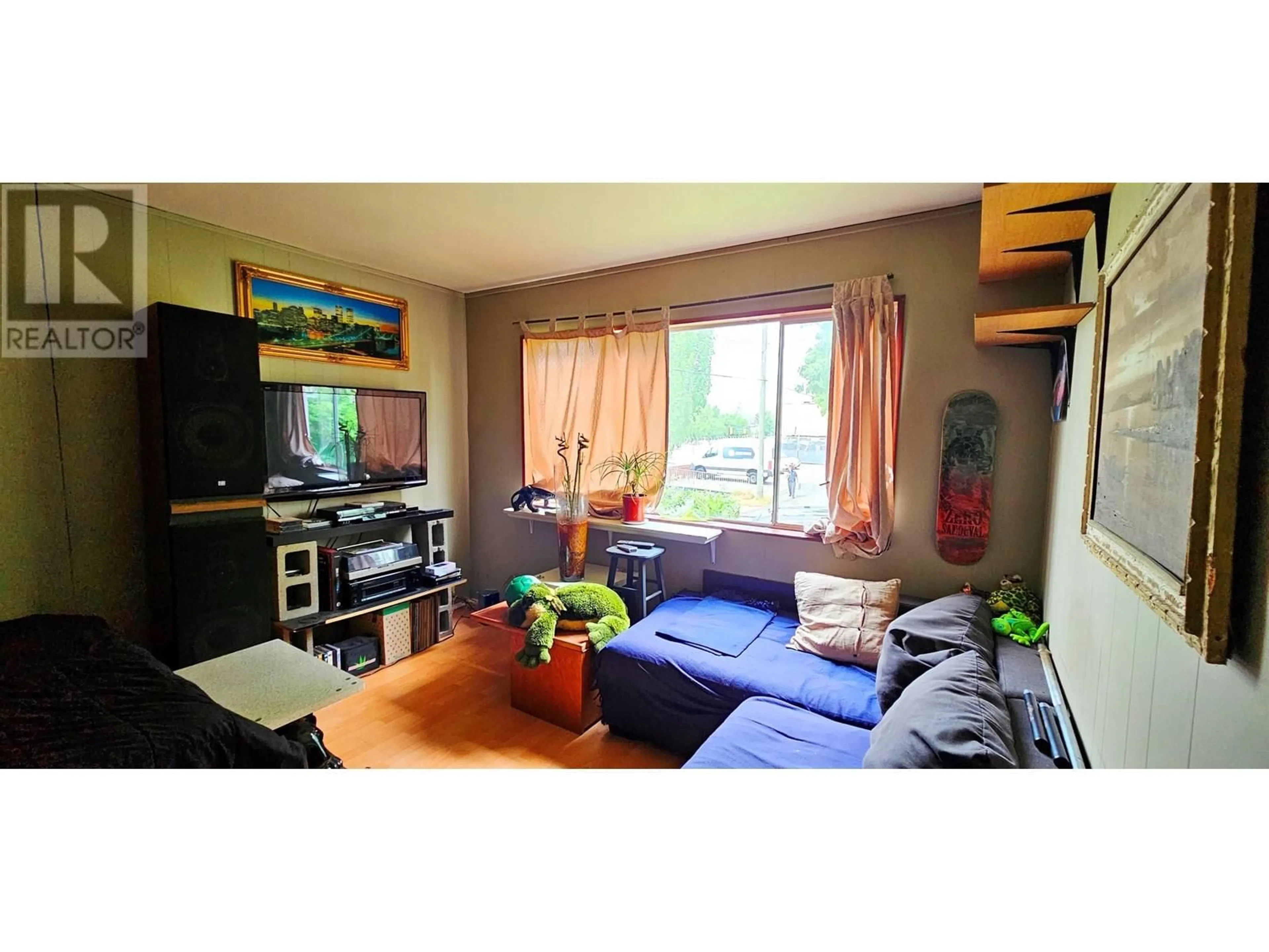 Living room with furniture, wood/laminate floor for 1332 2ND AVENUE, Vancouver British Columbia V5N1C5