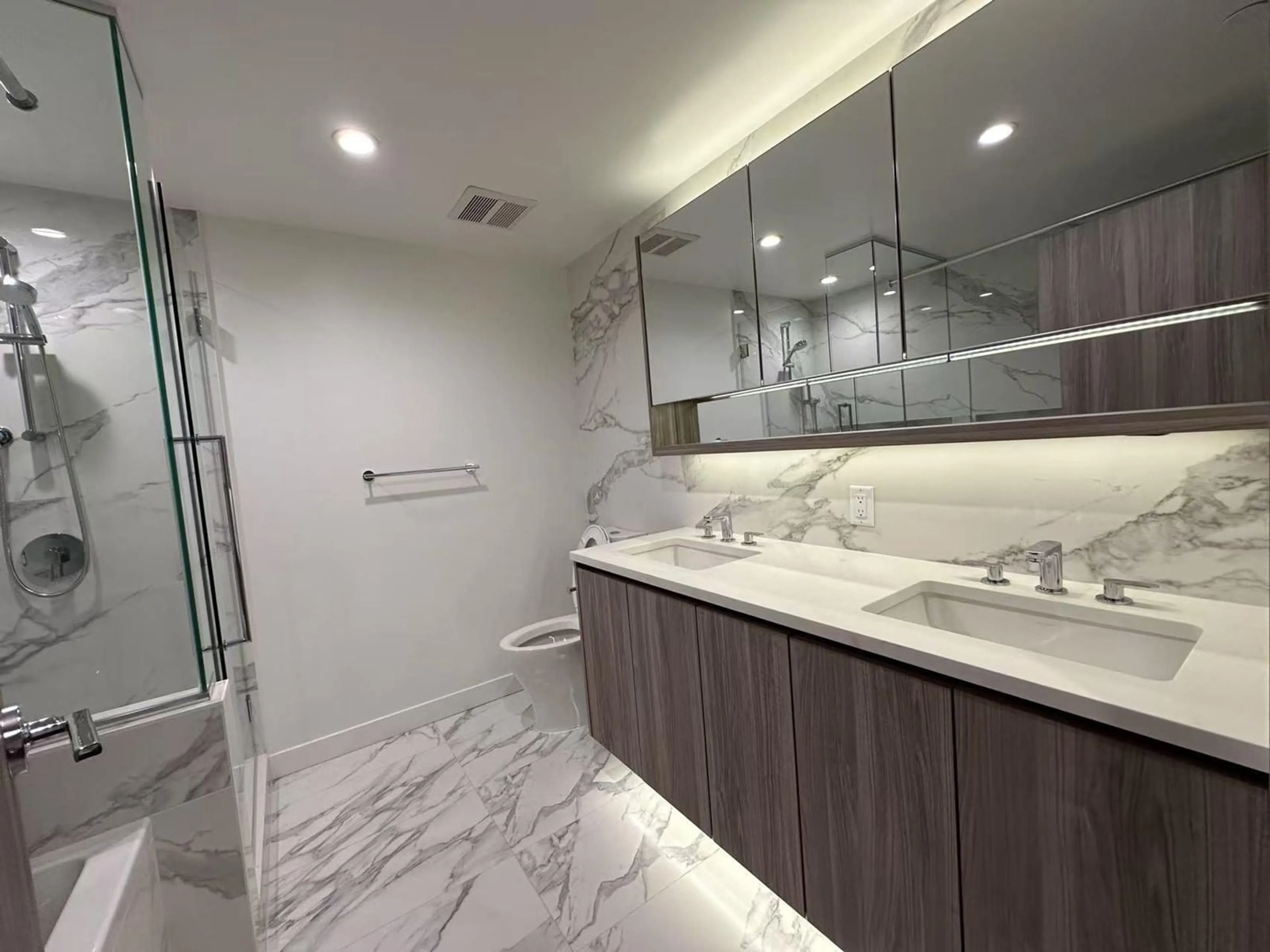 Contemporary bathroom, ceramic/tile floor for 3203 - 13778 100, Surrey British Columbia V3T0V3