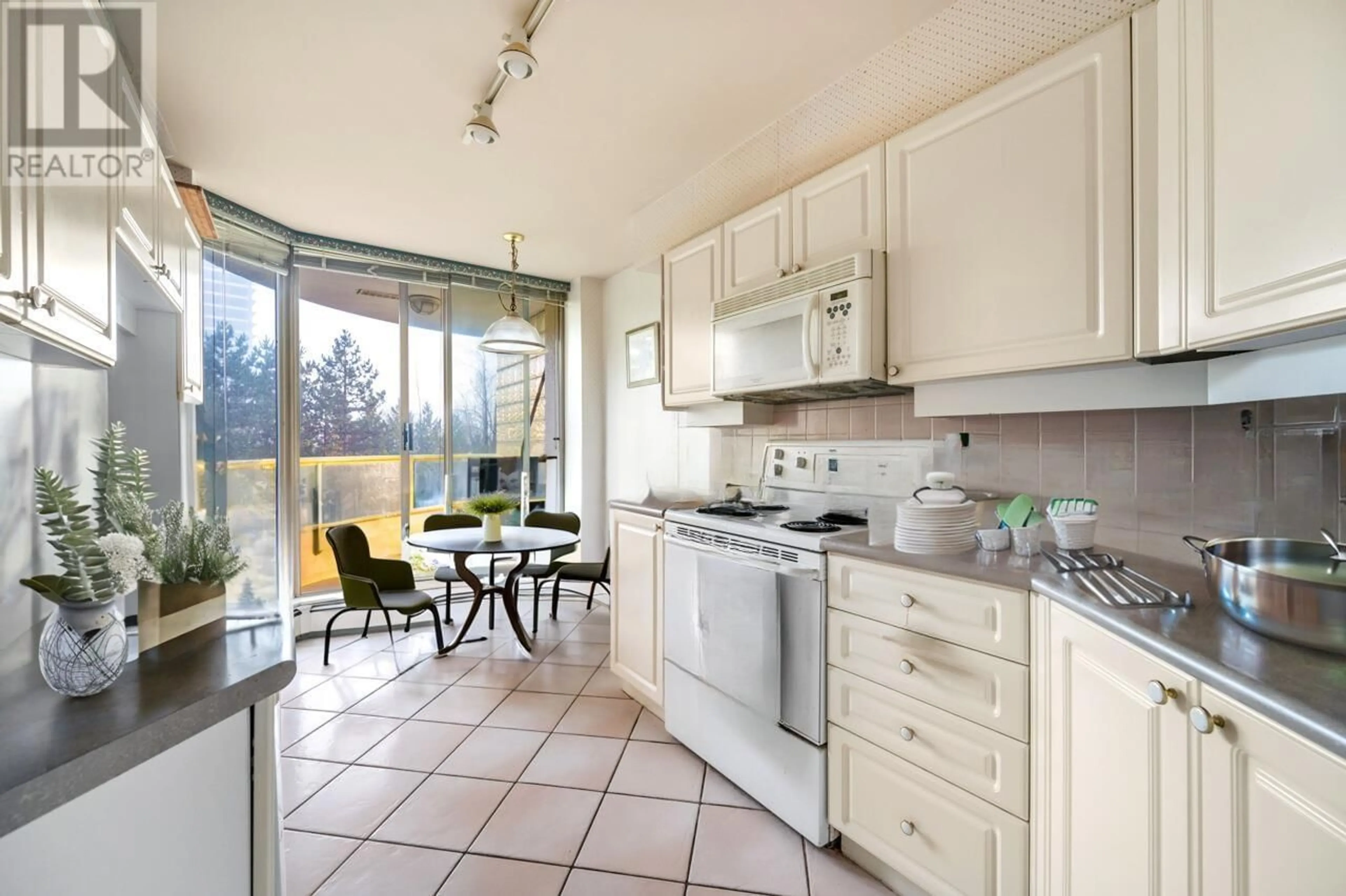 Open concept kitchen, ceramic/tile floor for 505 - 6188 PATTERSON AVENUE, Burnaby British Columbia V5H2N1