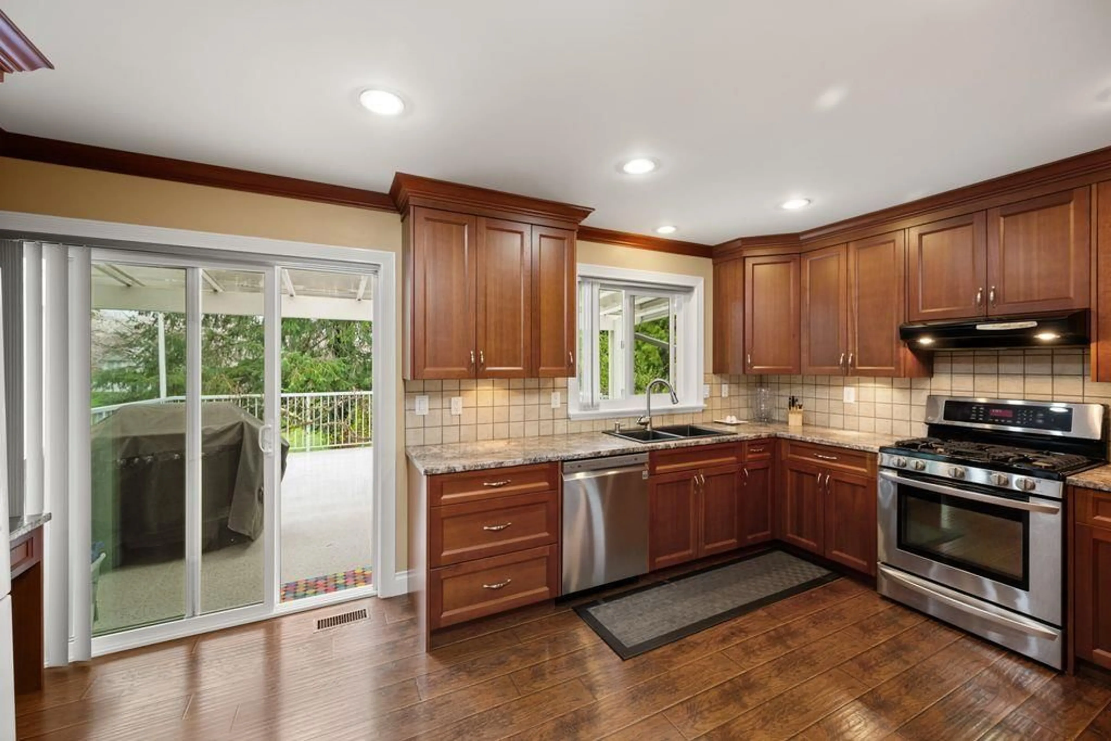 Open concept kitchen, unknown for 16199 13, Surrey British Columbia V4A6W3
