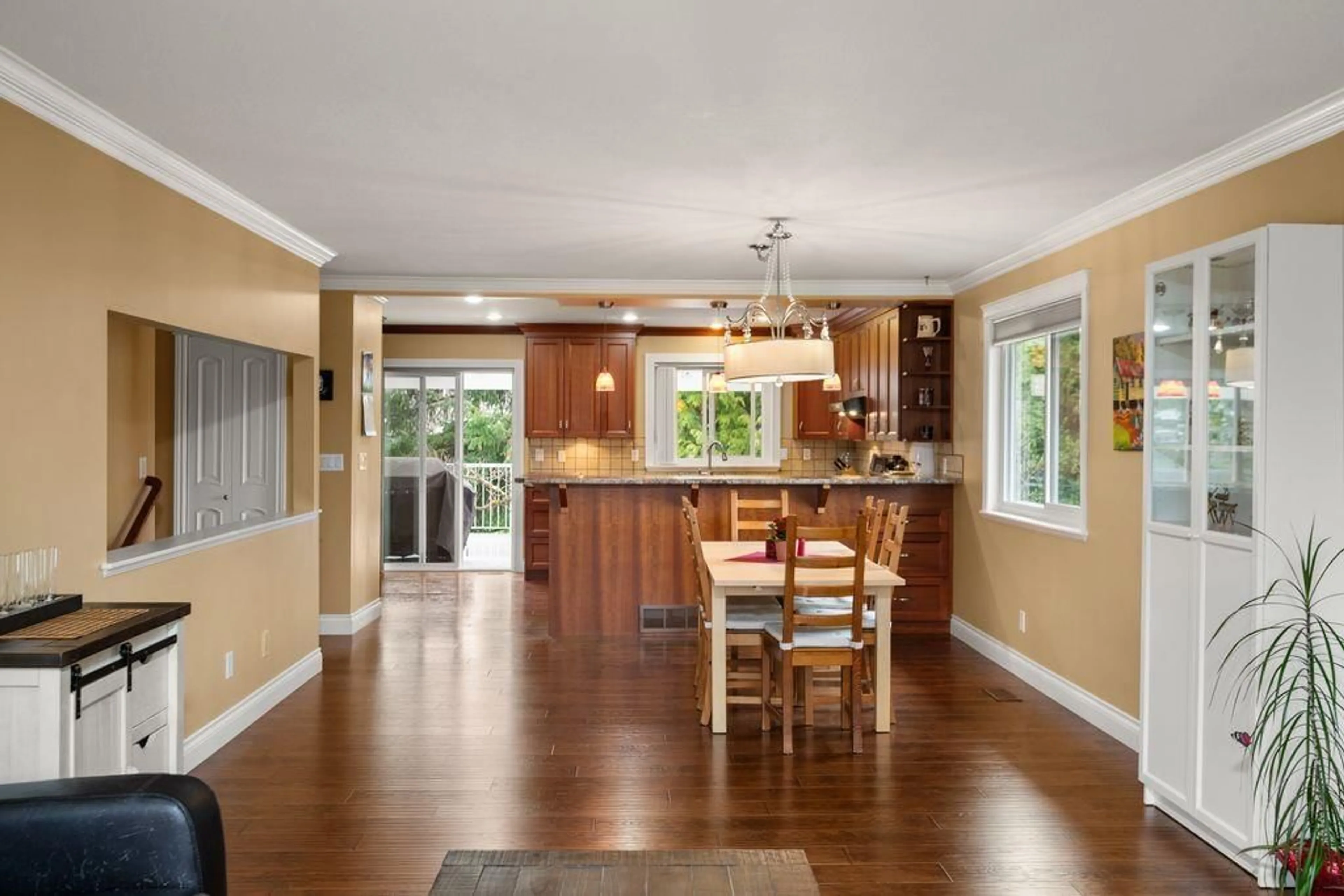 Open concept kitchen, wood/laminate floor for 16199 13, Surrey British Columbia V4A6W3