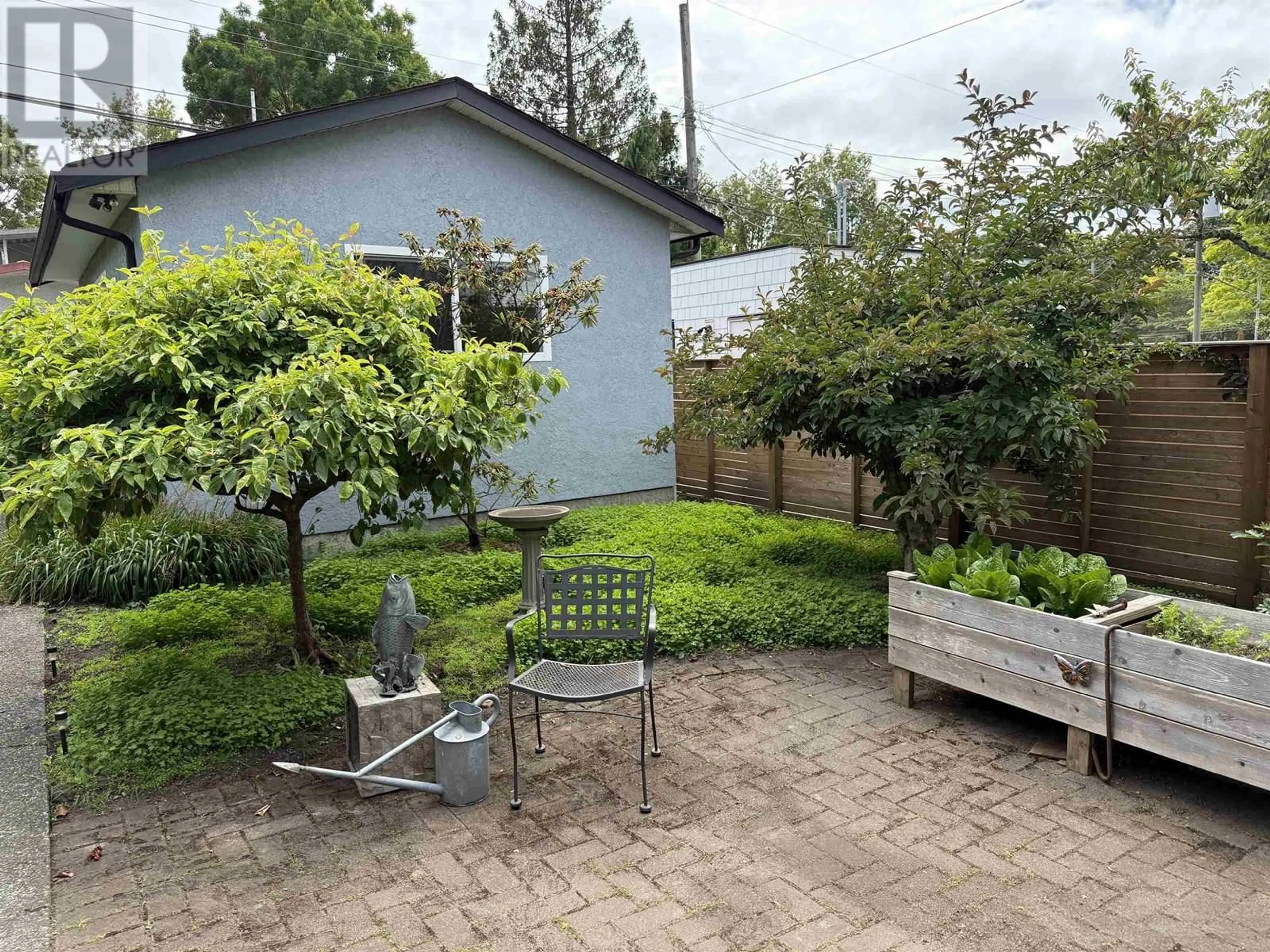 Patio, street for 2546 TRIUMPH STREET, Vancouver British Columbia V5K1S8