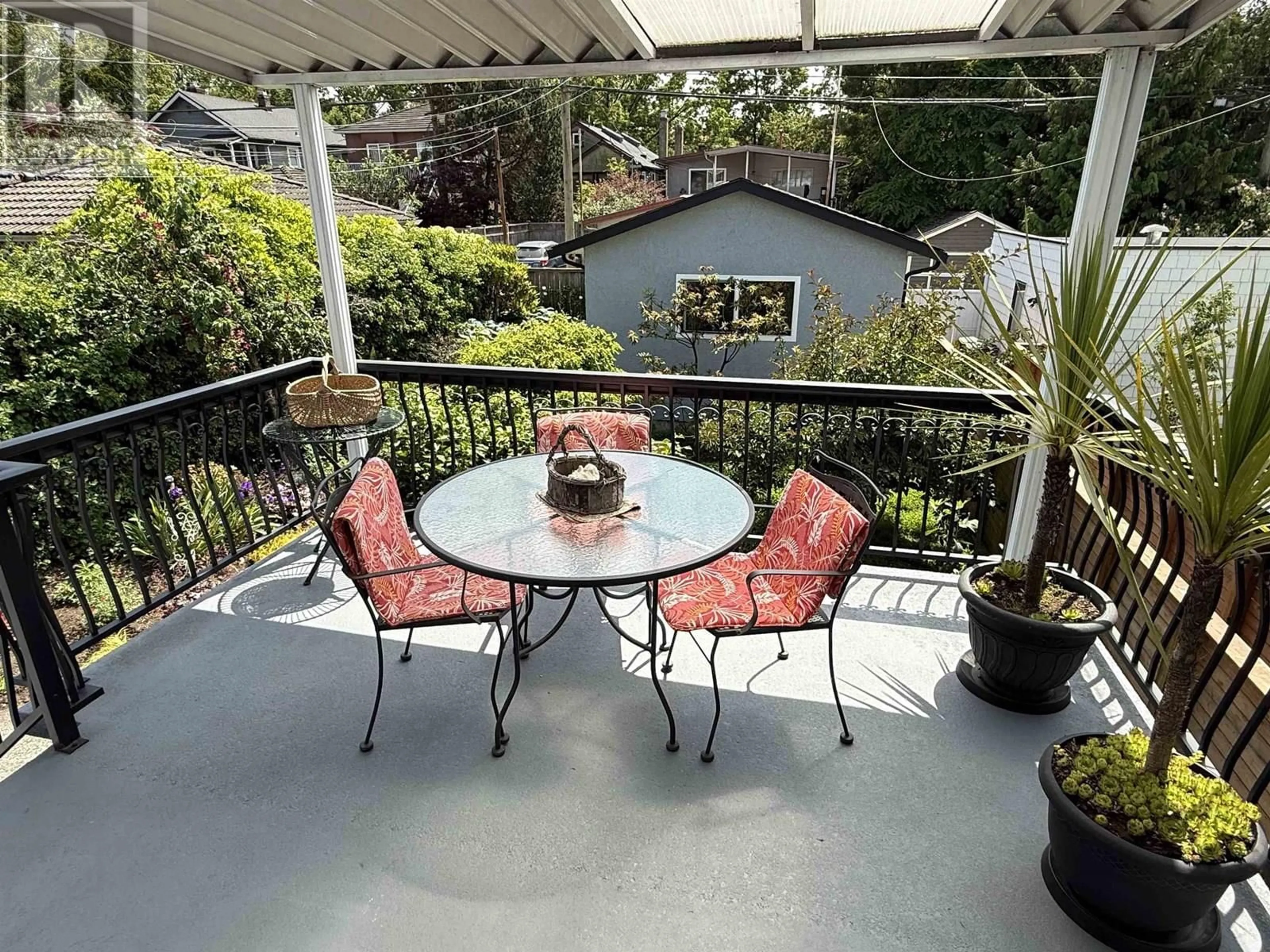 Patio, street for 2546 TRIUMPH STREET, Vancouver British Columbia V5K1S8