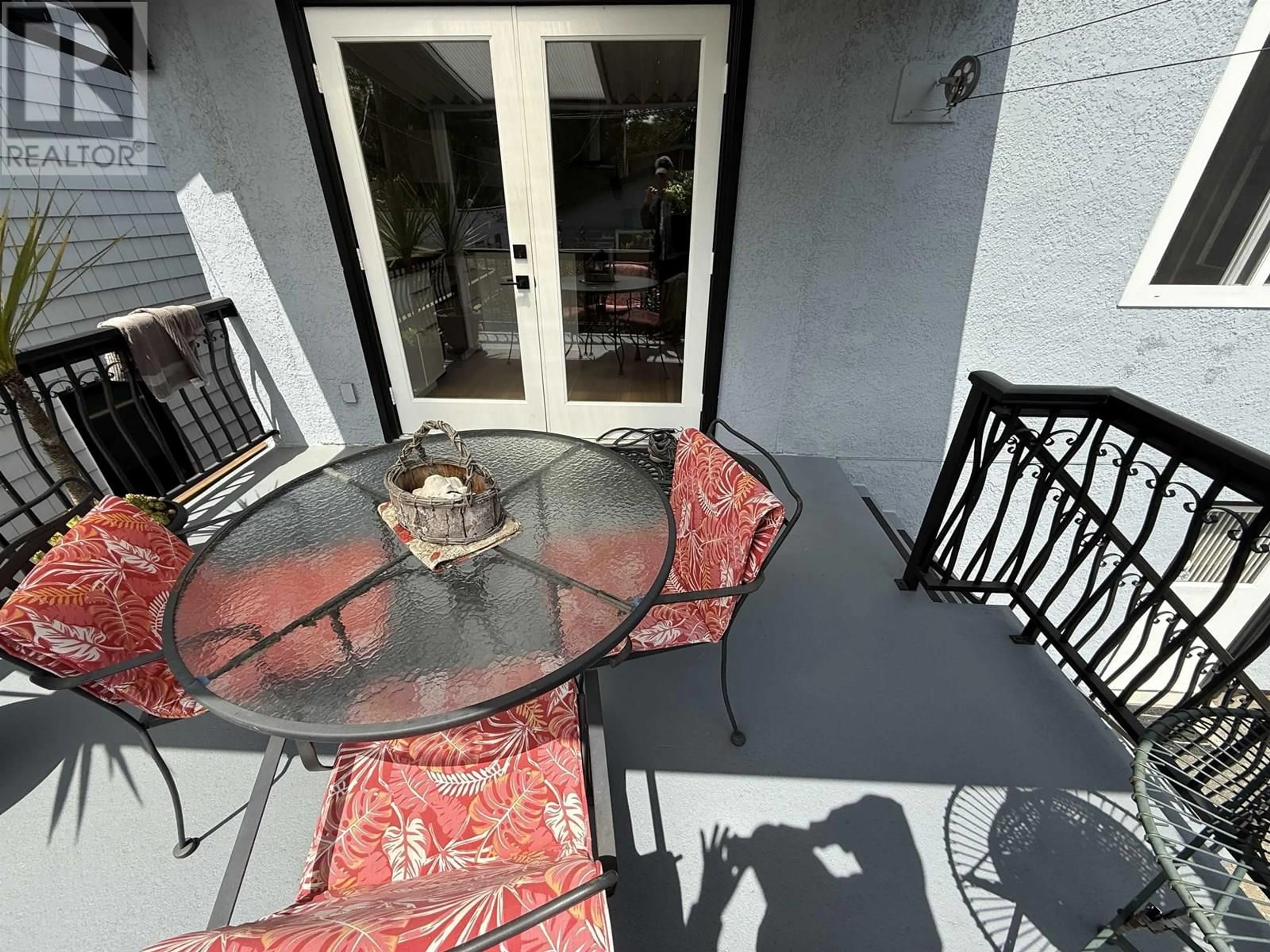 Patio, street for 2546 TRIUMPH STREET, Vancouver British Columbia V5K1S8
