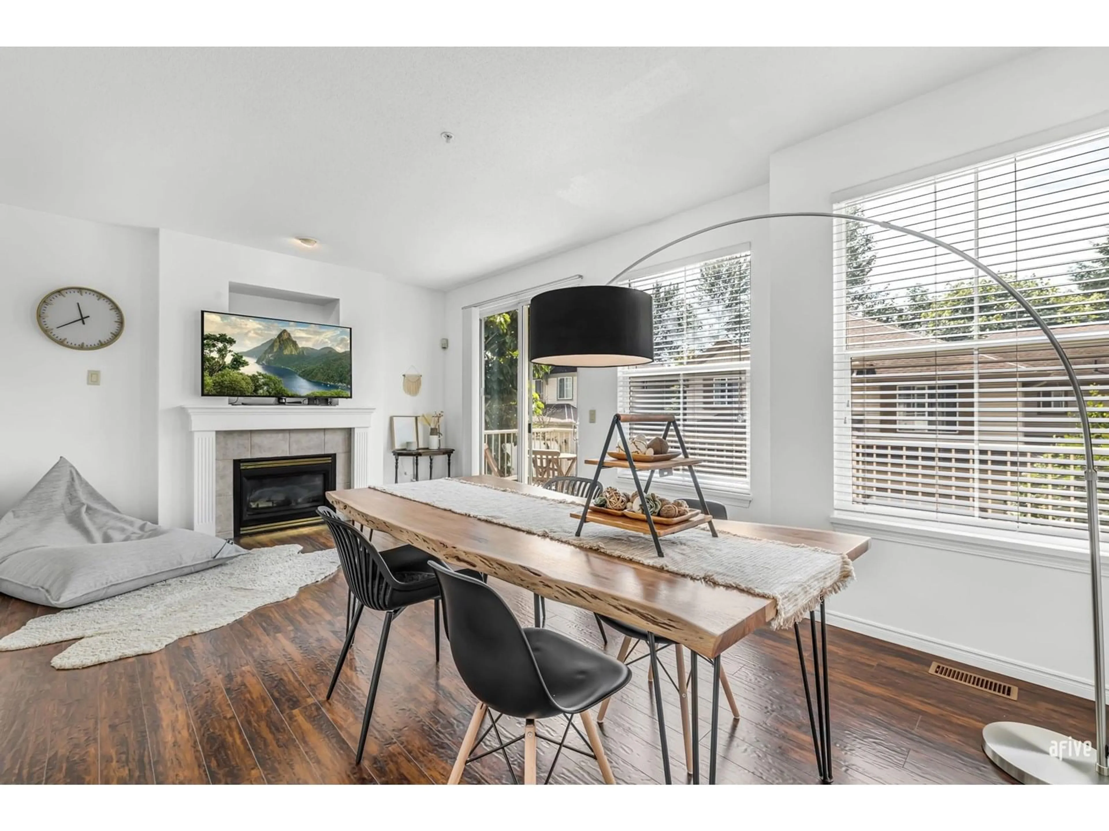 Dining room, wood/laminate floor for 9 - 35287 OLD YALE, Abbotsford British Columbia V3G8H5