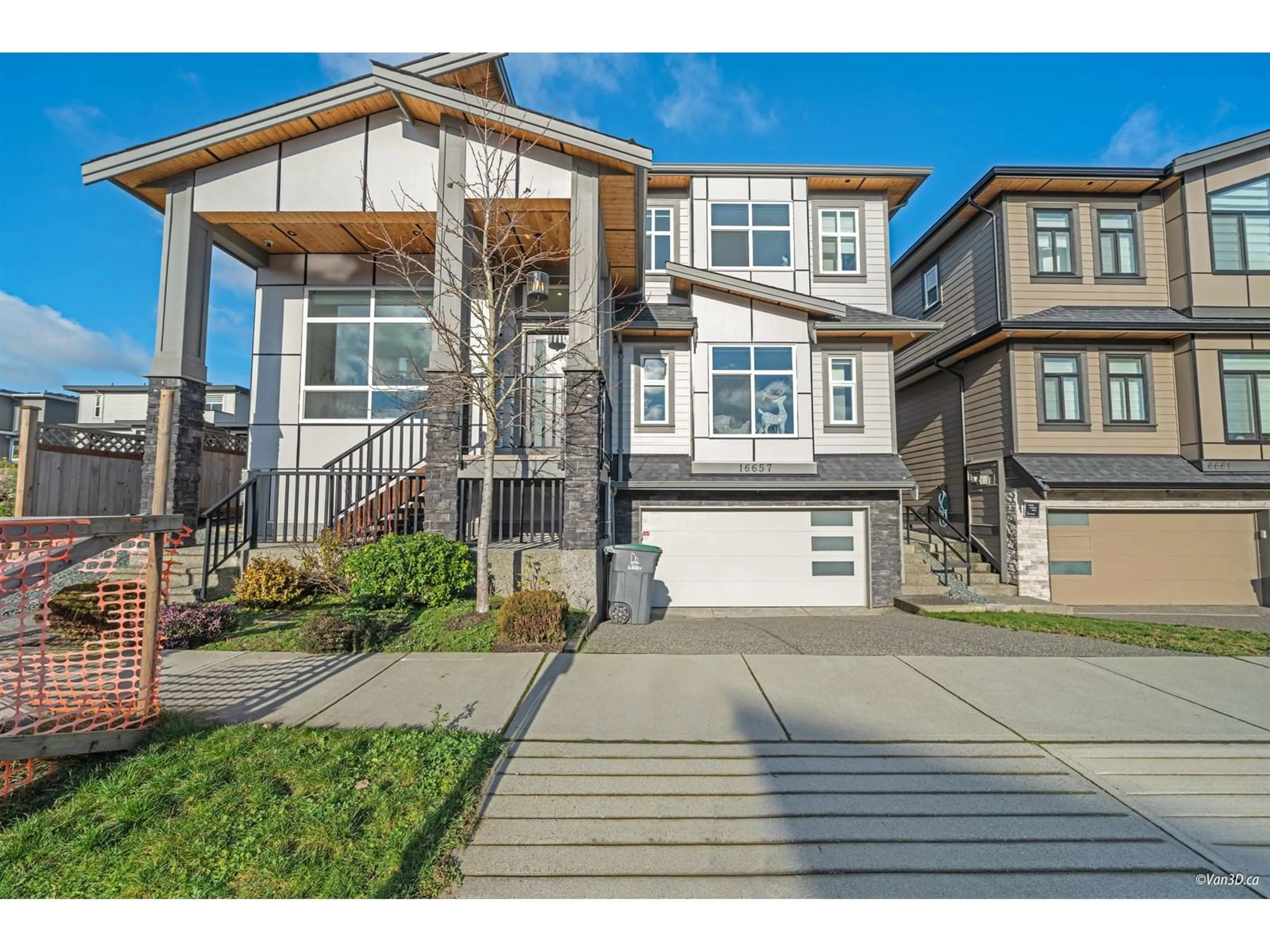 Home with vinyl exterior material, street for 16657 18A, Surrey British Columbia V3Z1A2