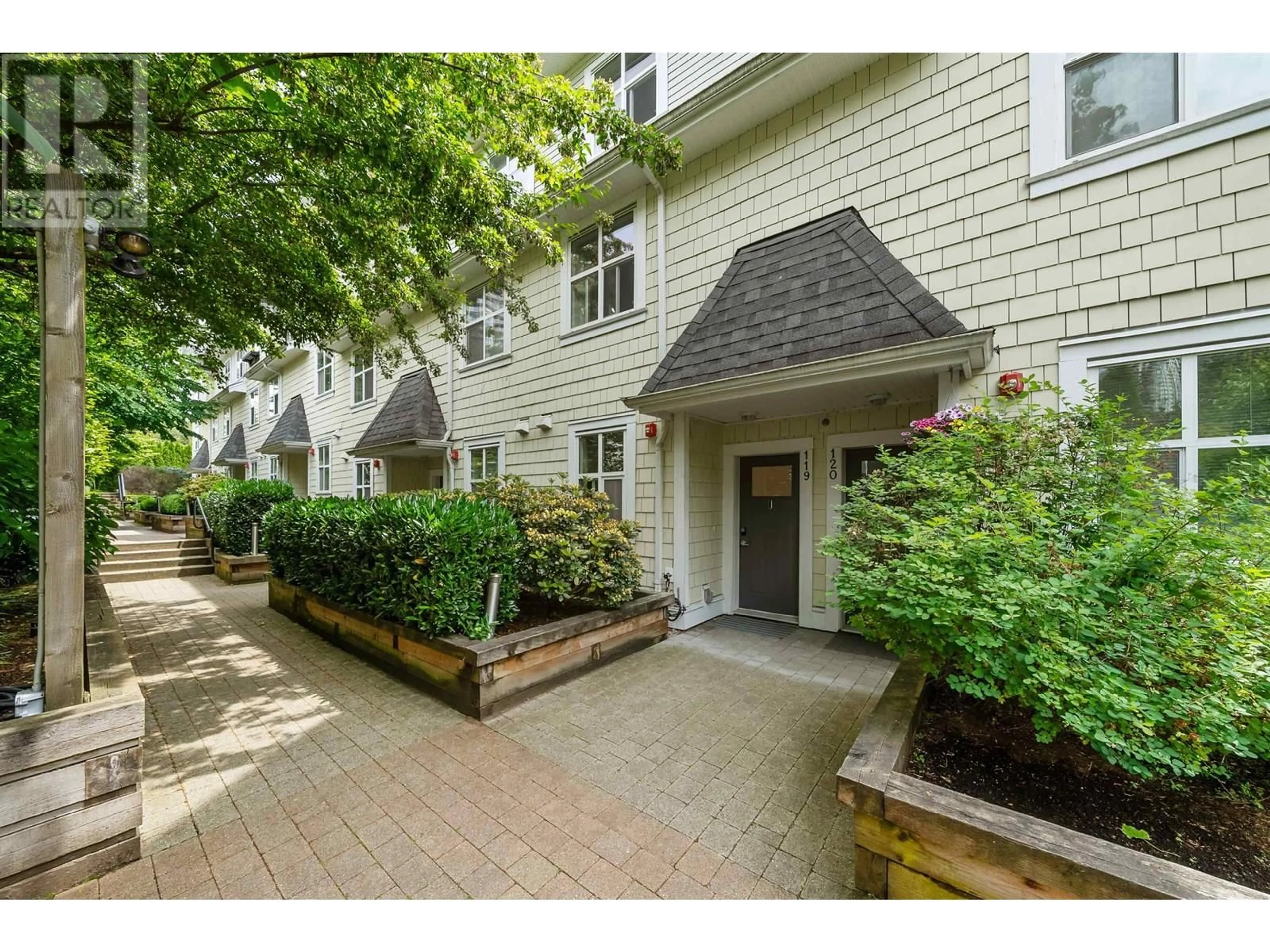 Indoor entryway for 119 - 7250 18TH AVENUE, Burnaby British Columbia V3N1H3