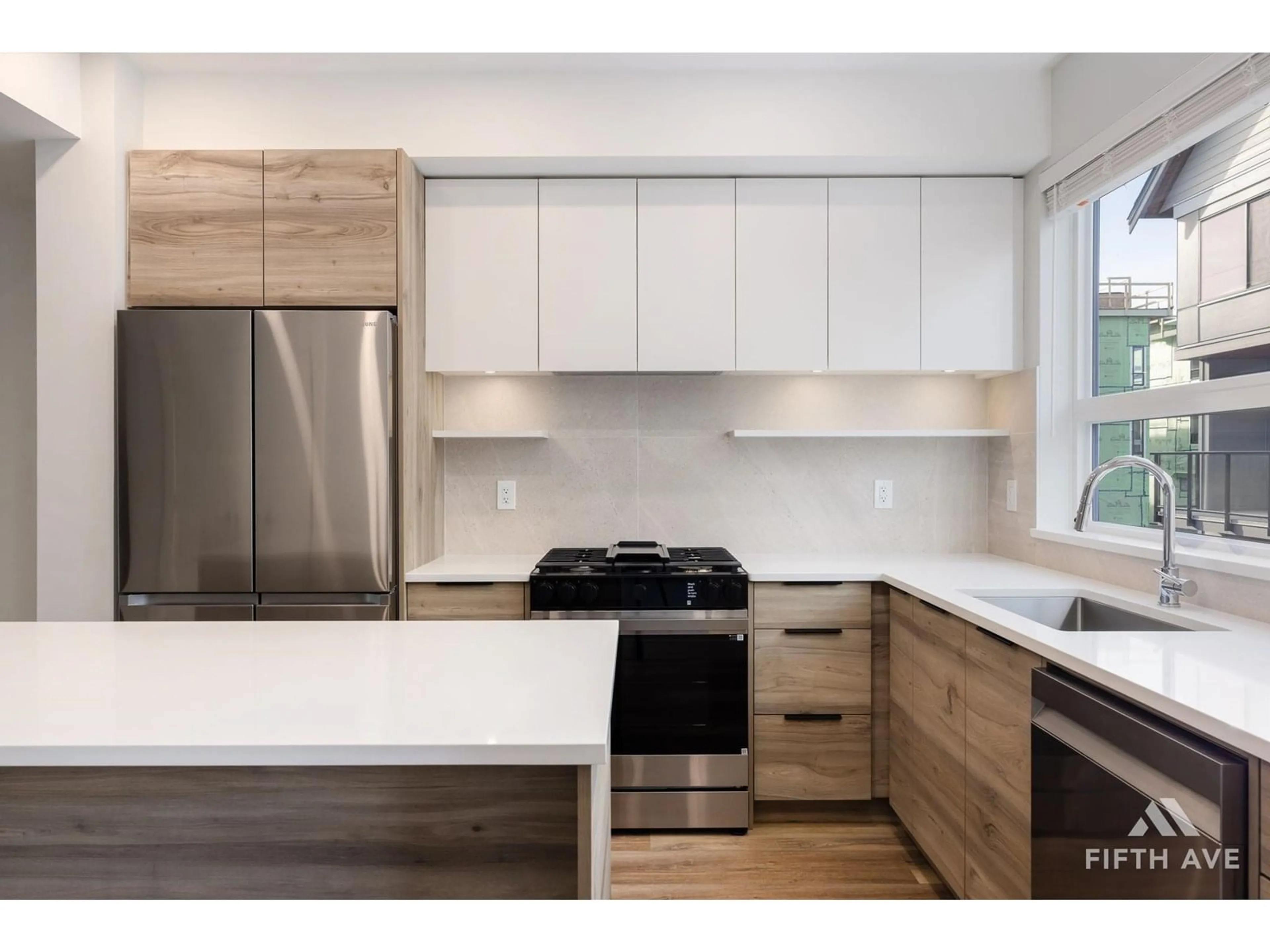 Contemporary kitchen, wood/laminate floor for 73 - 30530 CARDINAL, Abbotsford British Columbia V2T0C5
