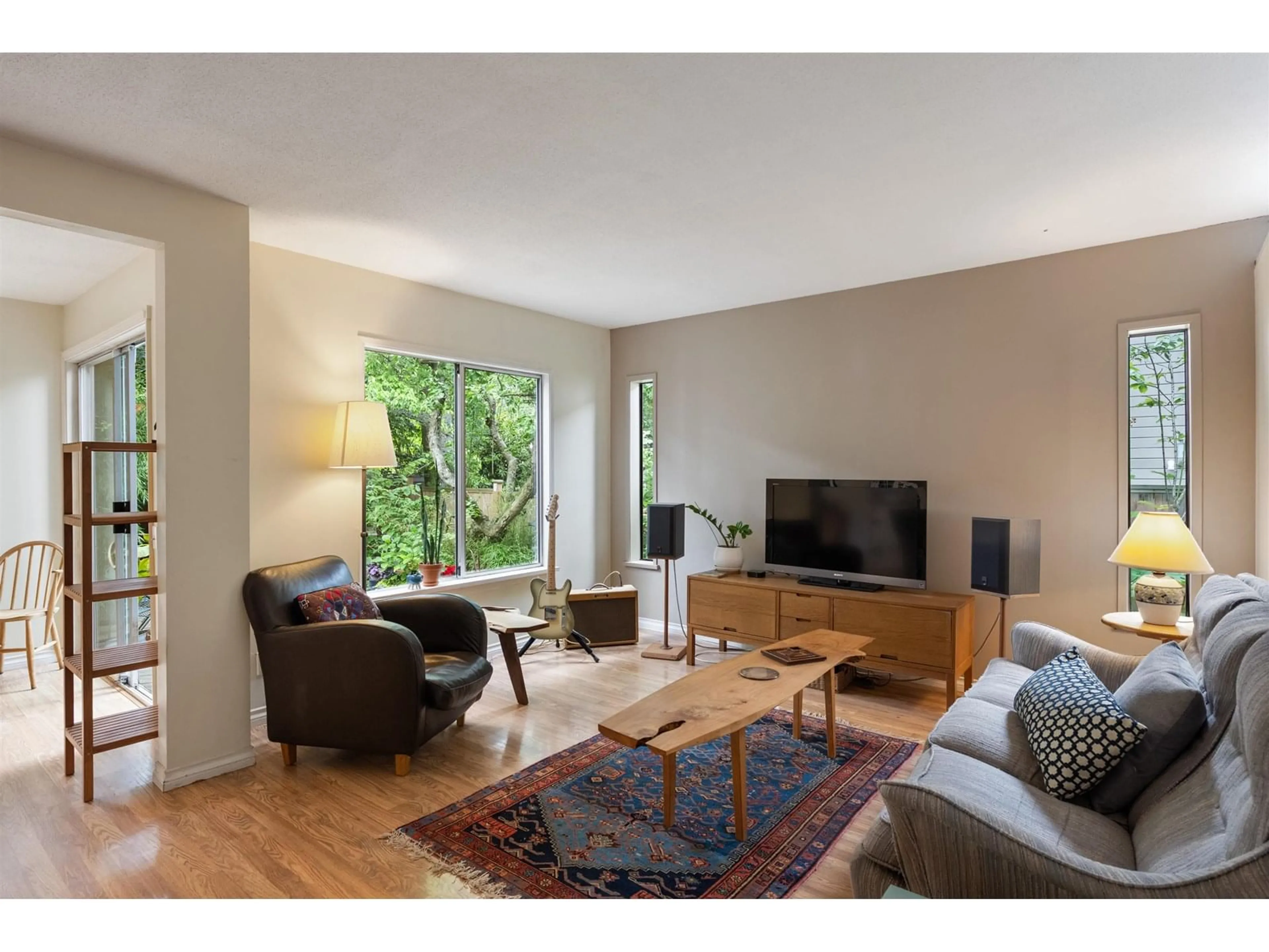 Living room with furniture, wood/laminate floor for 1430 BERGSTROM, White Rock British Columbia V4B5E1