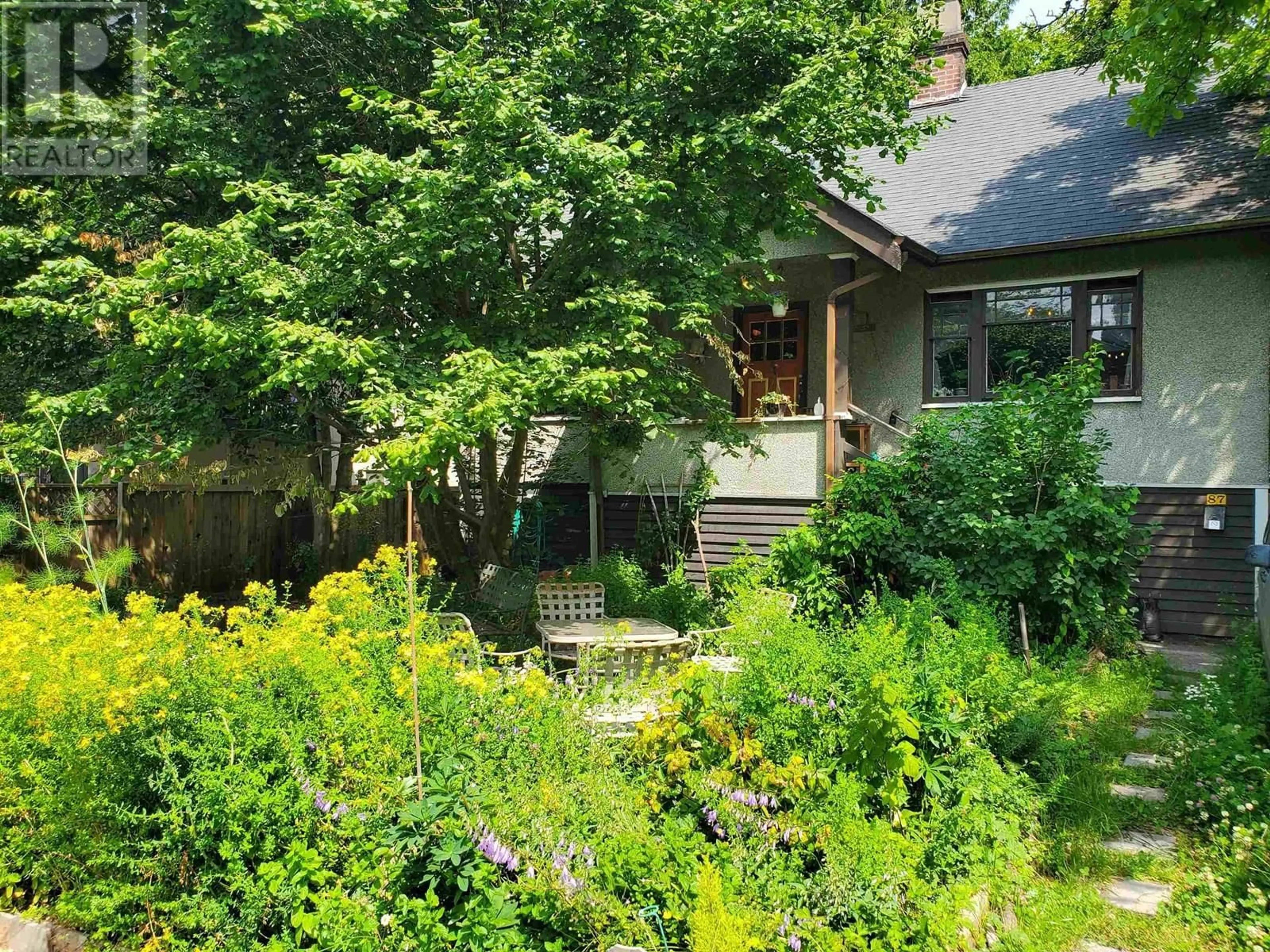 A pic from outside/outdoor area/front of a property/back of a property/a pic from drone, street for 87 15TH AVENUE, Vancouver British Columbia V5T2P5