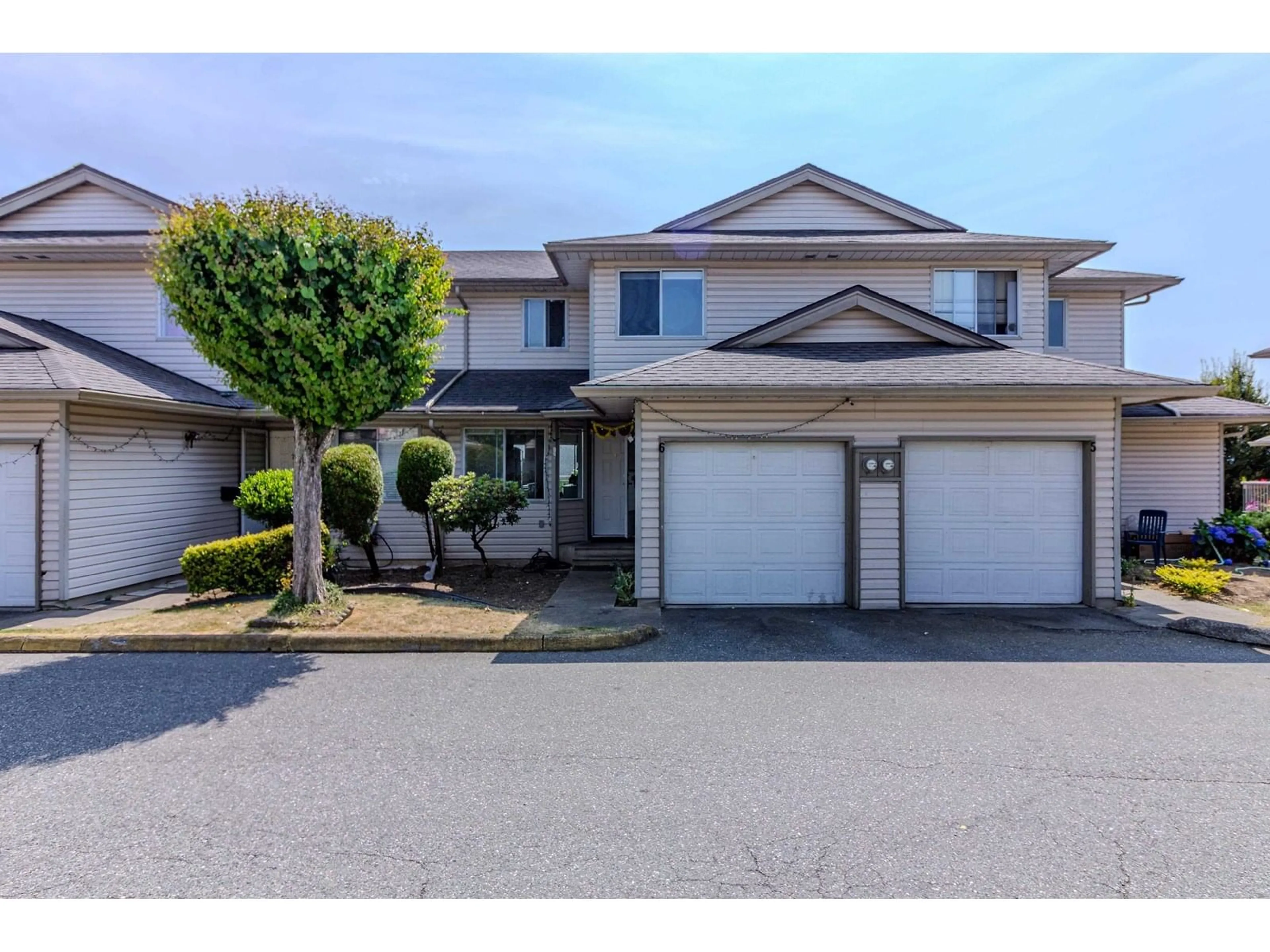 A pic from outside/outdoor area/front of a property/back of a property/a pic from drone, street for 6 - 3070 TOWNLINE, Abbotsford British Columbia V2T5M2