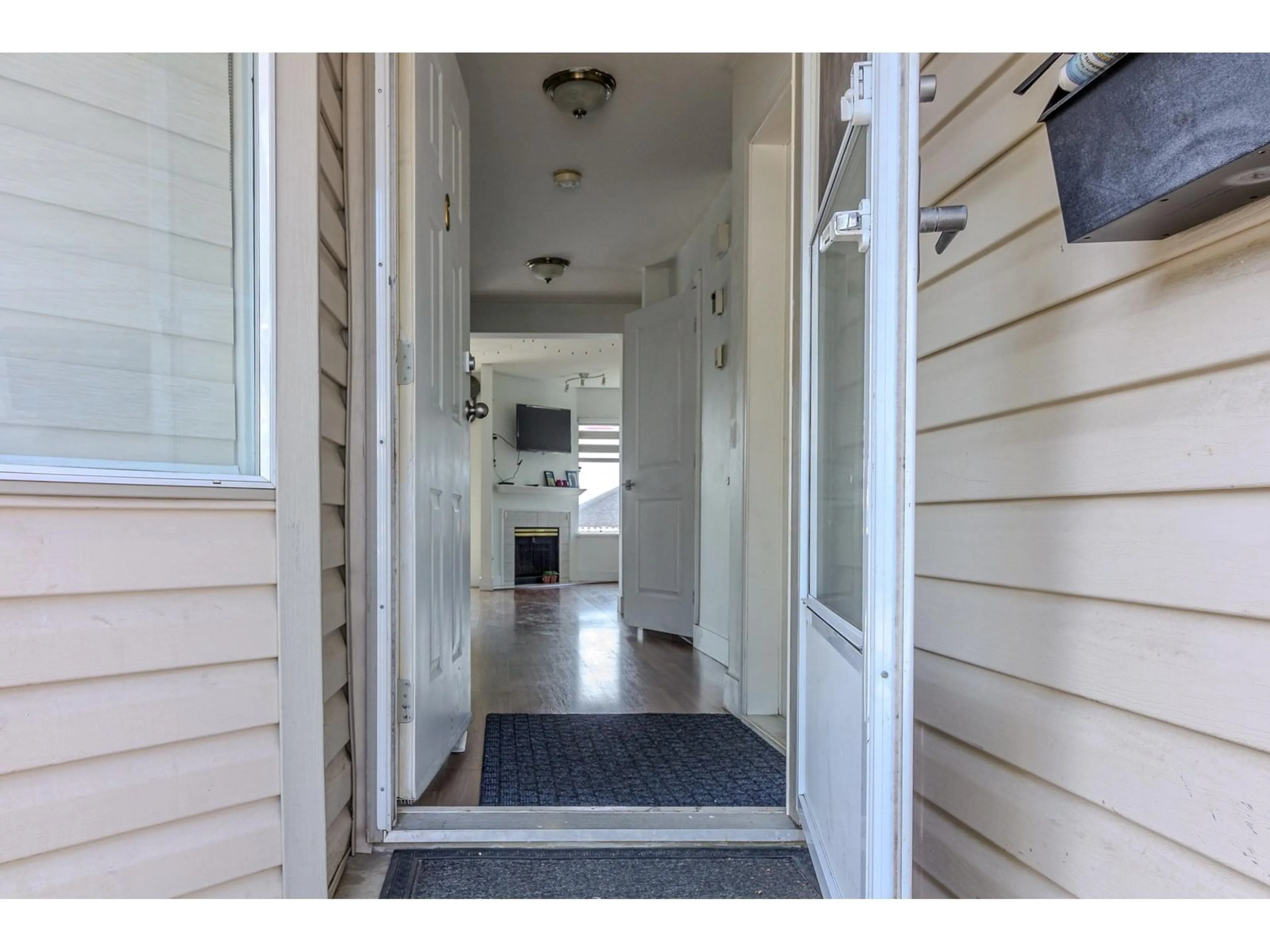 Indoor entryway for 6 - 3070 TOWNLINE, Abbotsford British Columbia V2T5M2