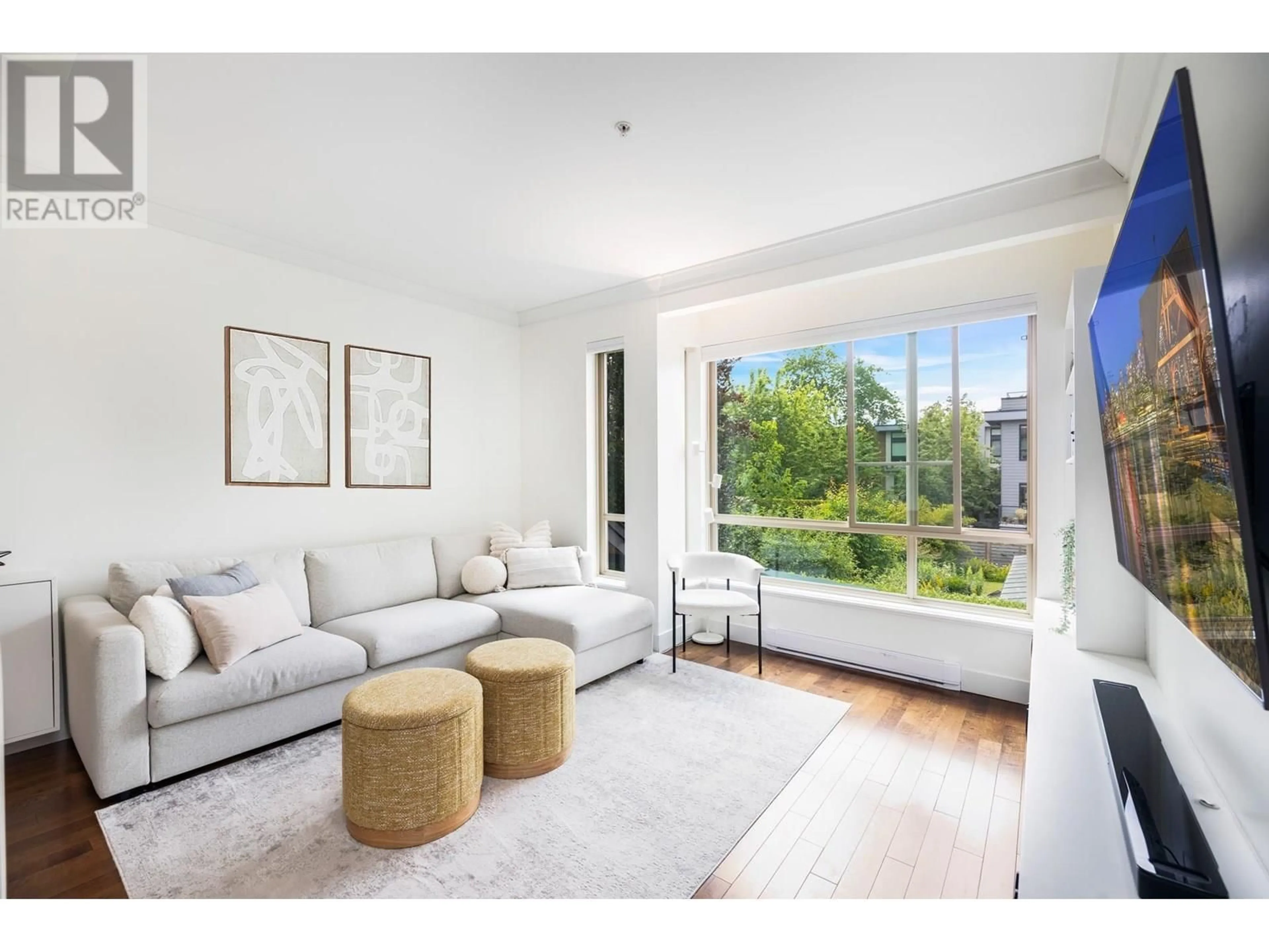Living room with furniture, unknown for 10 - 897 PREMIER STREET, North Vancouver British Columbia V7J2G7