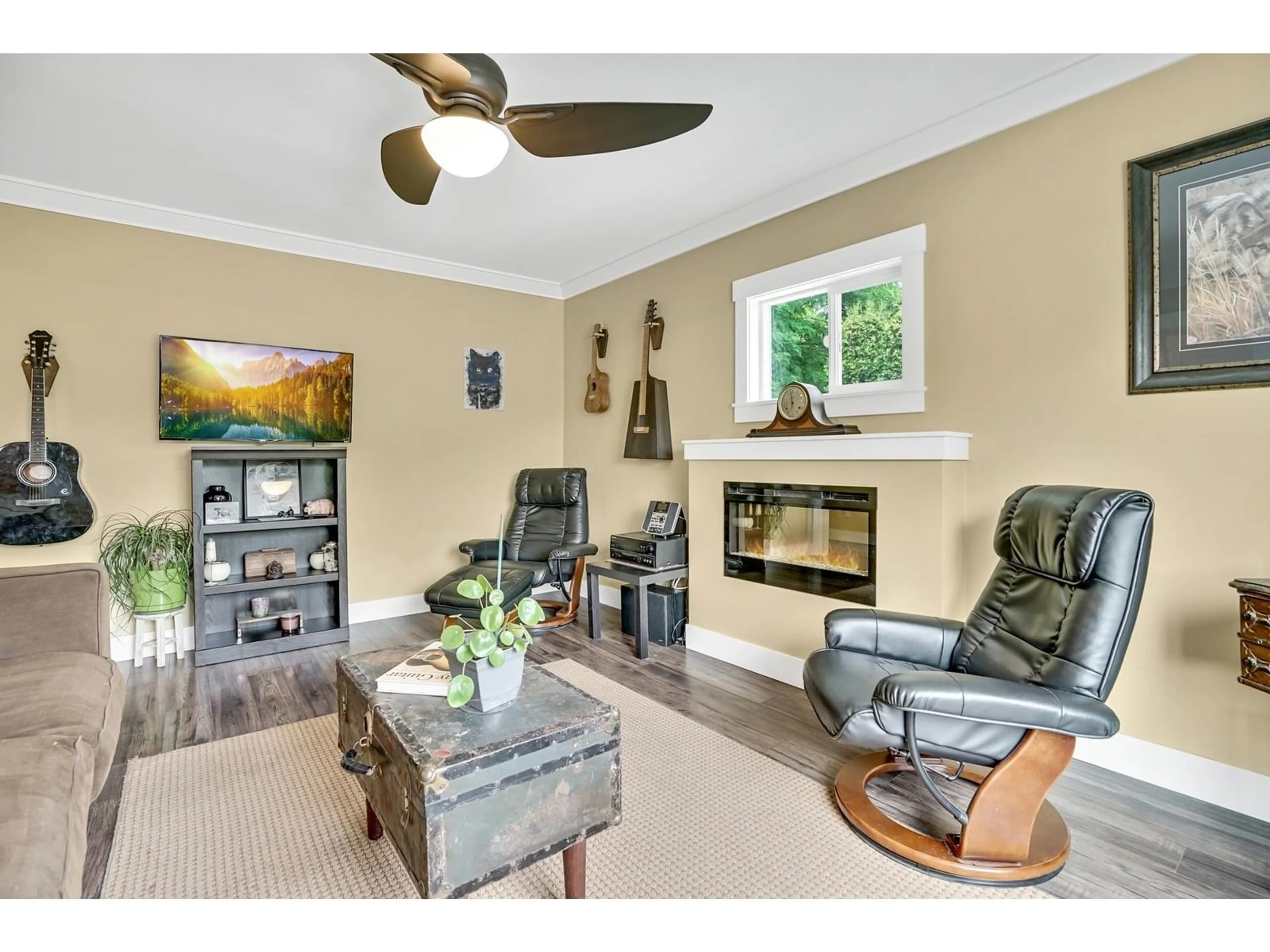 Living room with furniture, unknown for 46375 CHILLIWACK CENTRAL ROAD, Chilliwack British Columbia V2P1J7