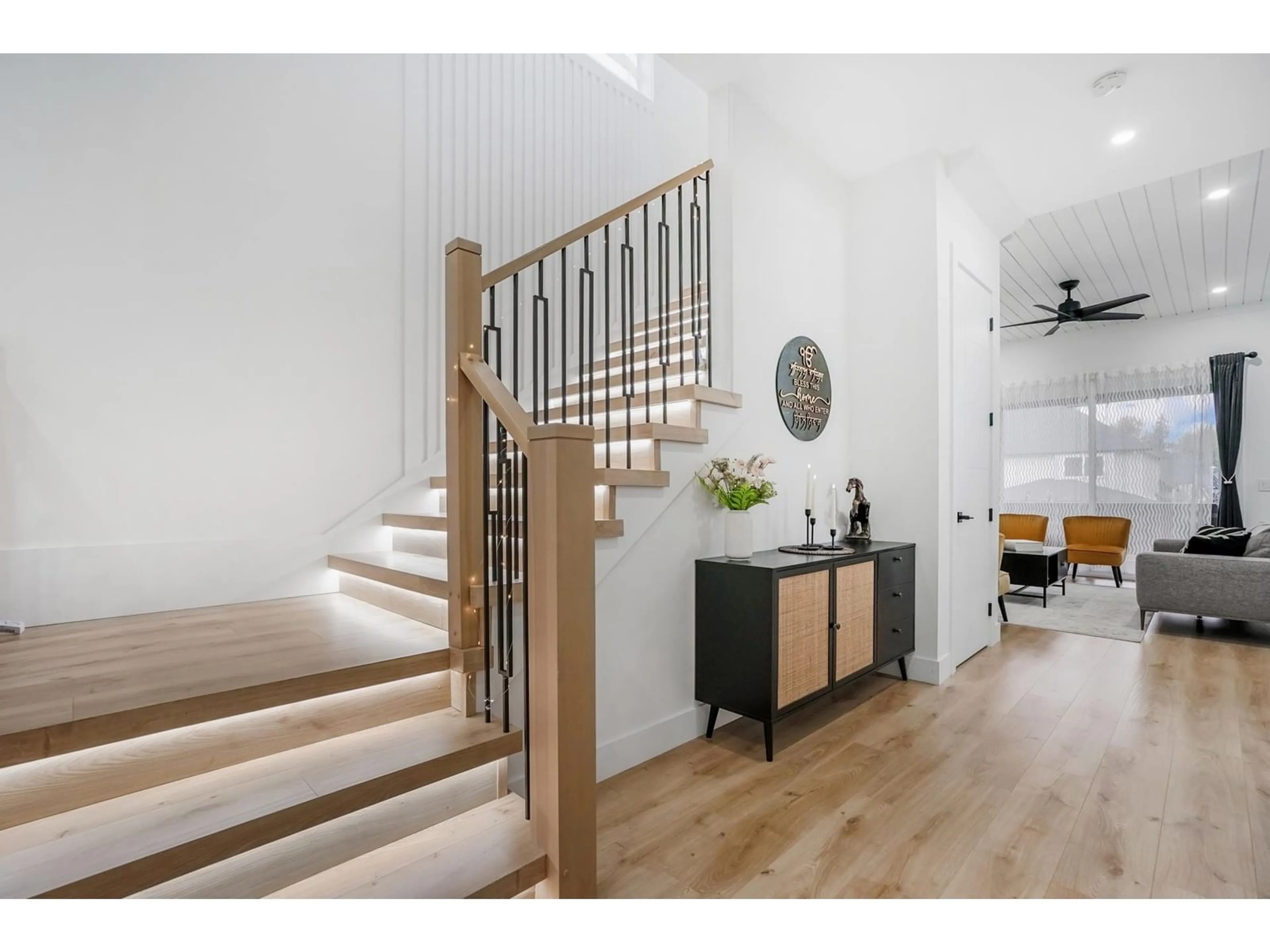 Indoor entryway for 2581 TERMINAL, Abbotsford British Columbia V4X0C4