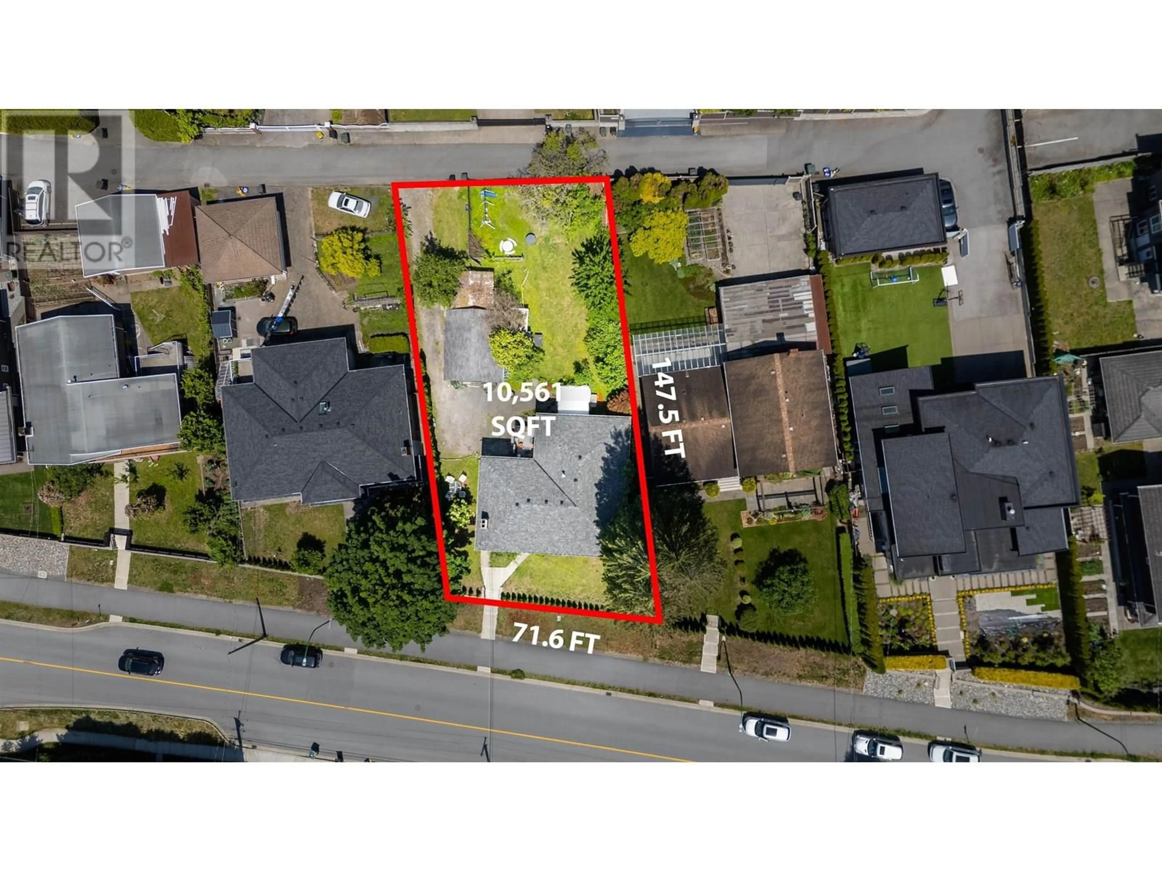 A pic from outside/outdoor area/front of a property/back of a property/a pic from drone, street for 7149 BROADWAY, Burnaby British Columbia V5A1R7