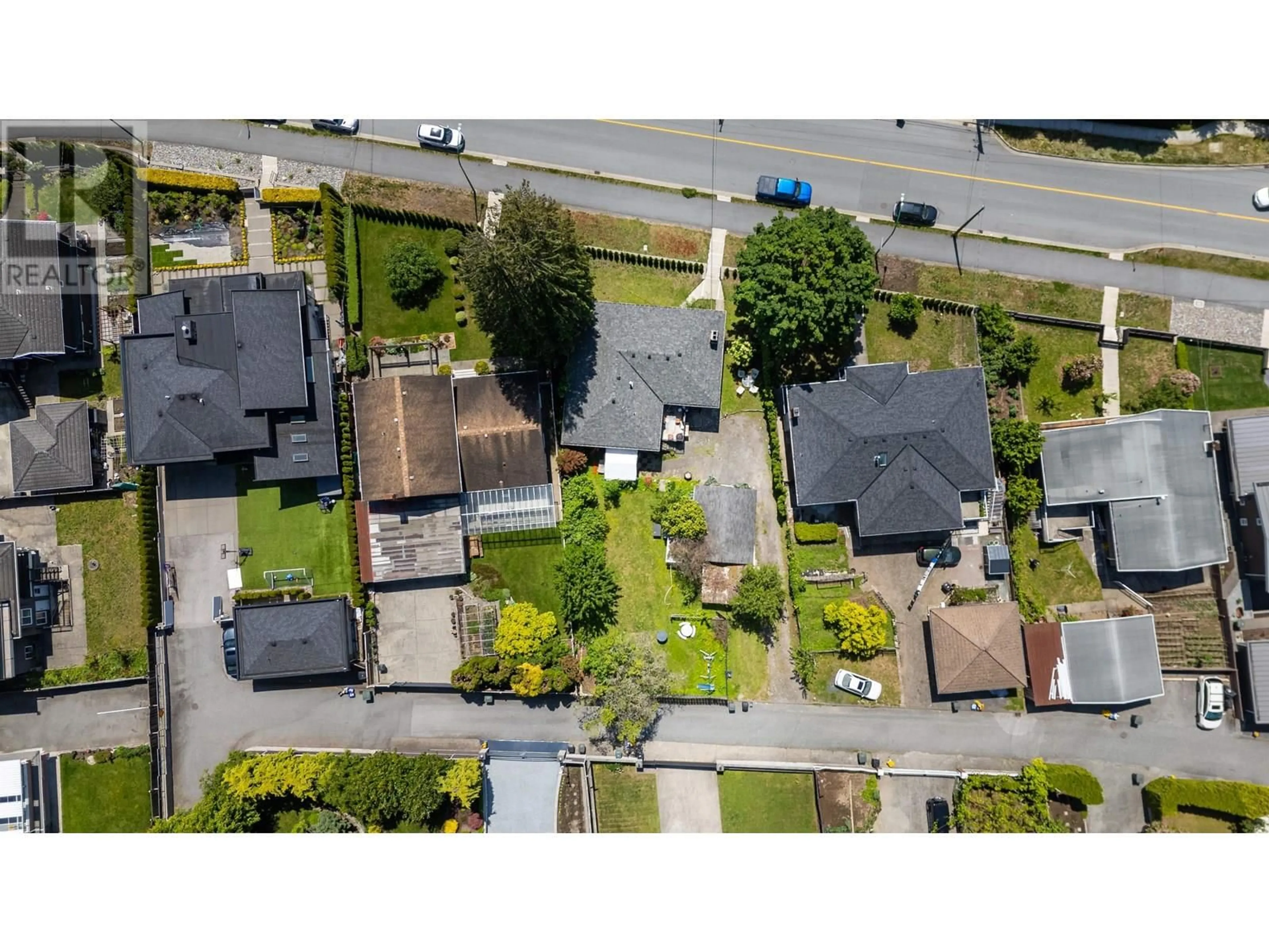 A pic from outside/outdoor area/front of a property/back of a property/a pic from drone, street for 7149 BROADWAY, Burnaby British Columbia V5A1R7