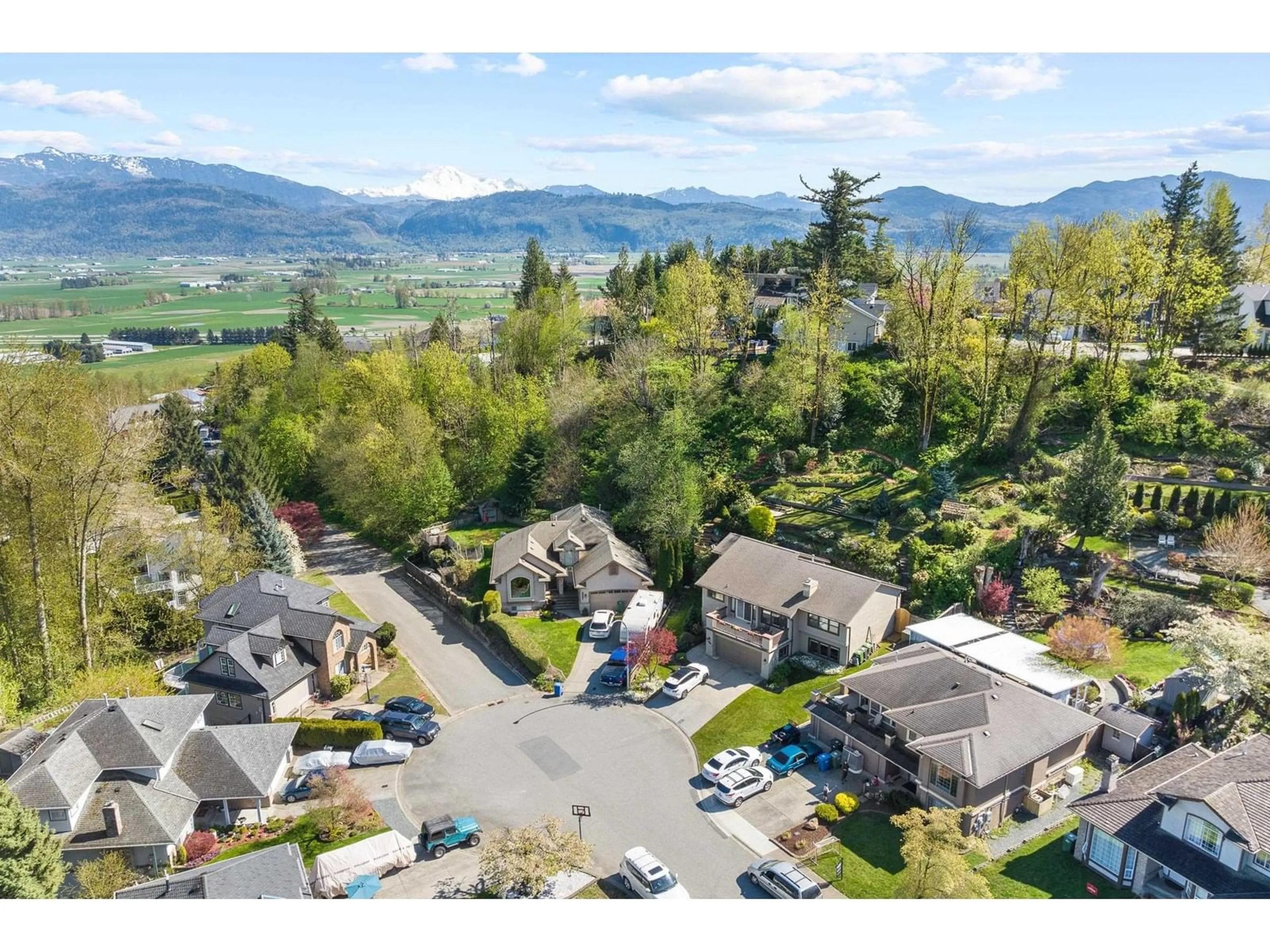 A pic from outside/outdoor area/front of a property/back of a property/a pic from drone, mountain view for 35940 SUNDEW, Abbotsford British Columbia V3G1E9