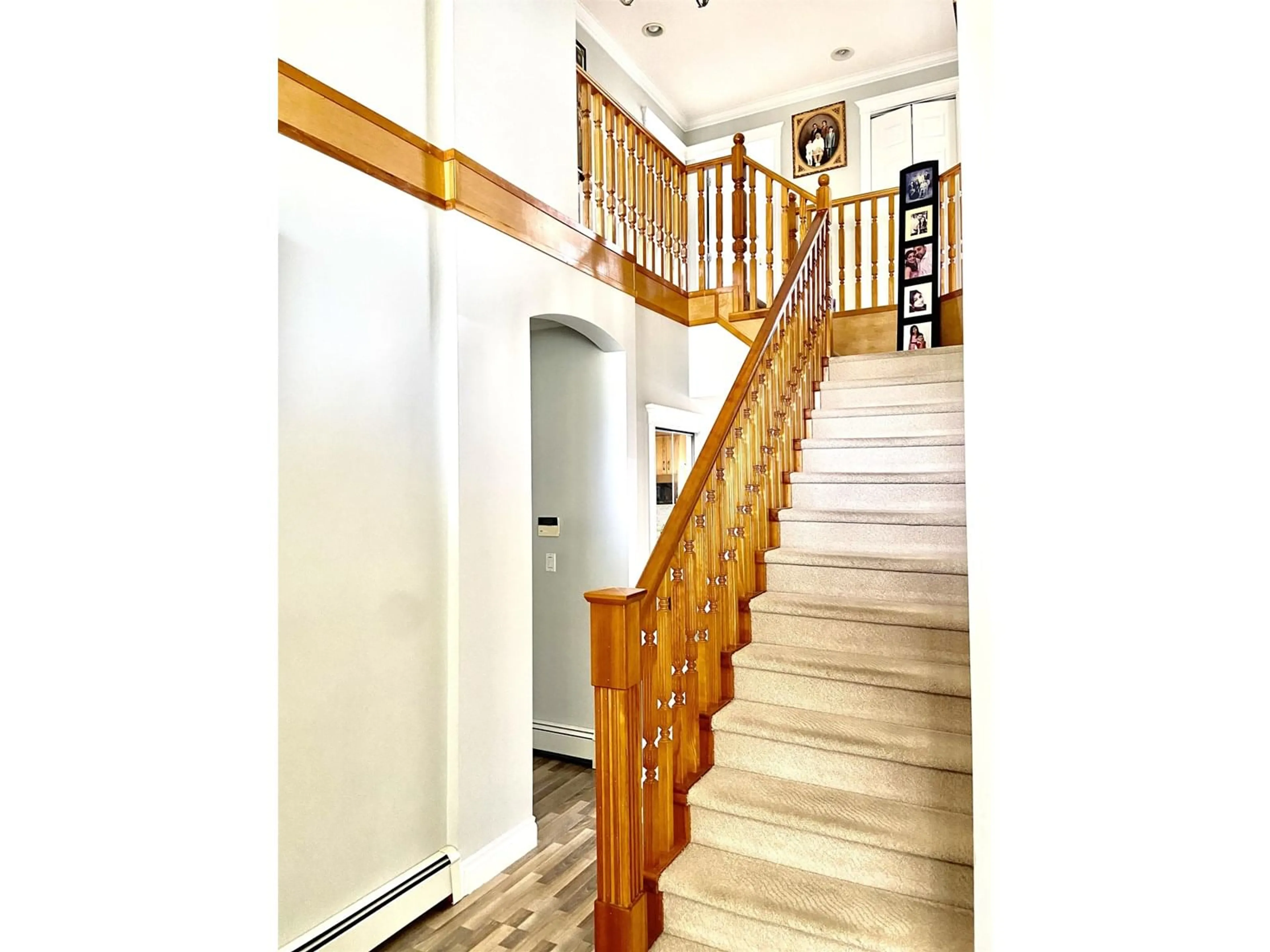 Indoor foyer for 16072 96A, Surrey British Columbia V4N3K8