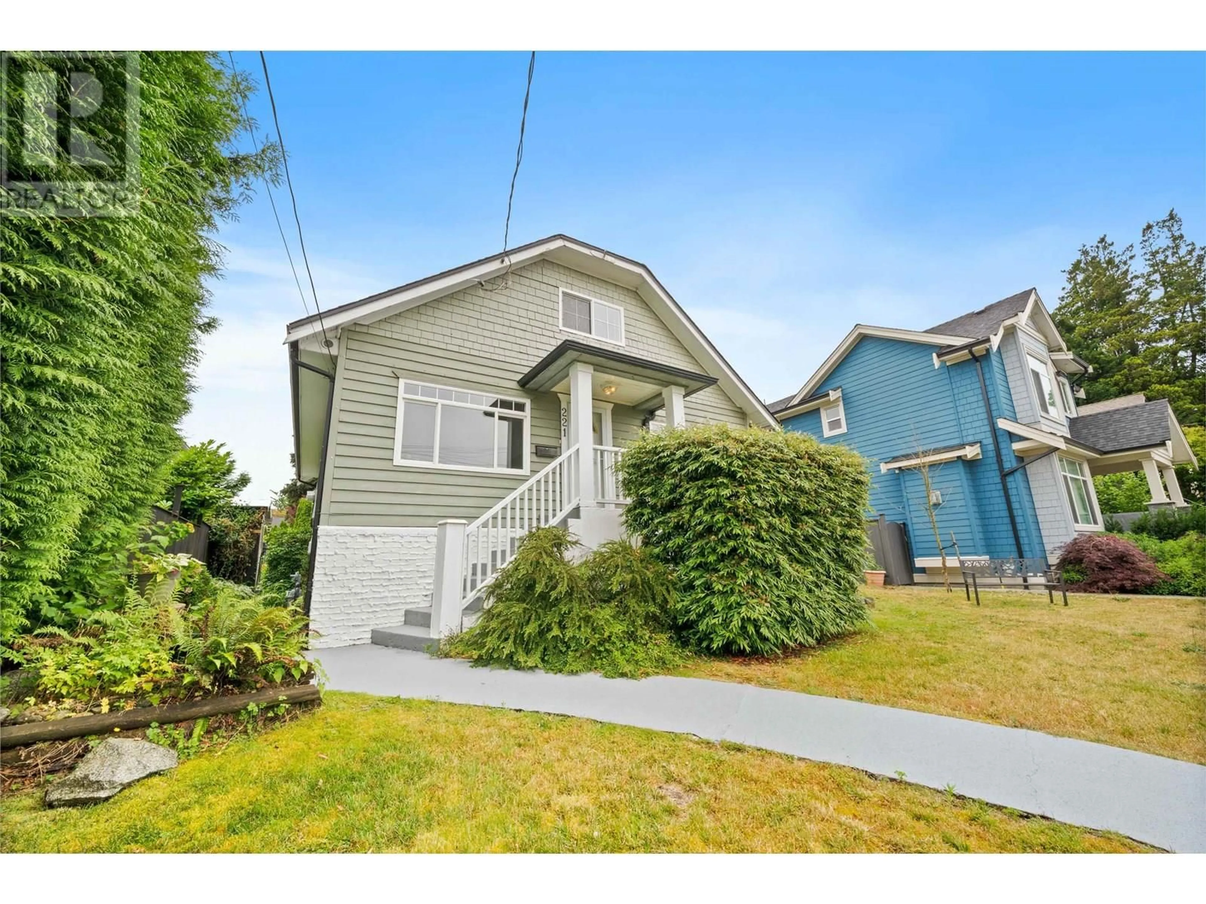 Home with vinyl exterior material, street for 221 RICHMOND STREET, New Westminster British Columbia V3L4B5
