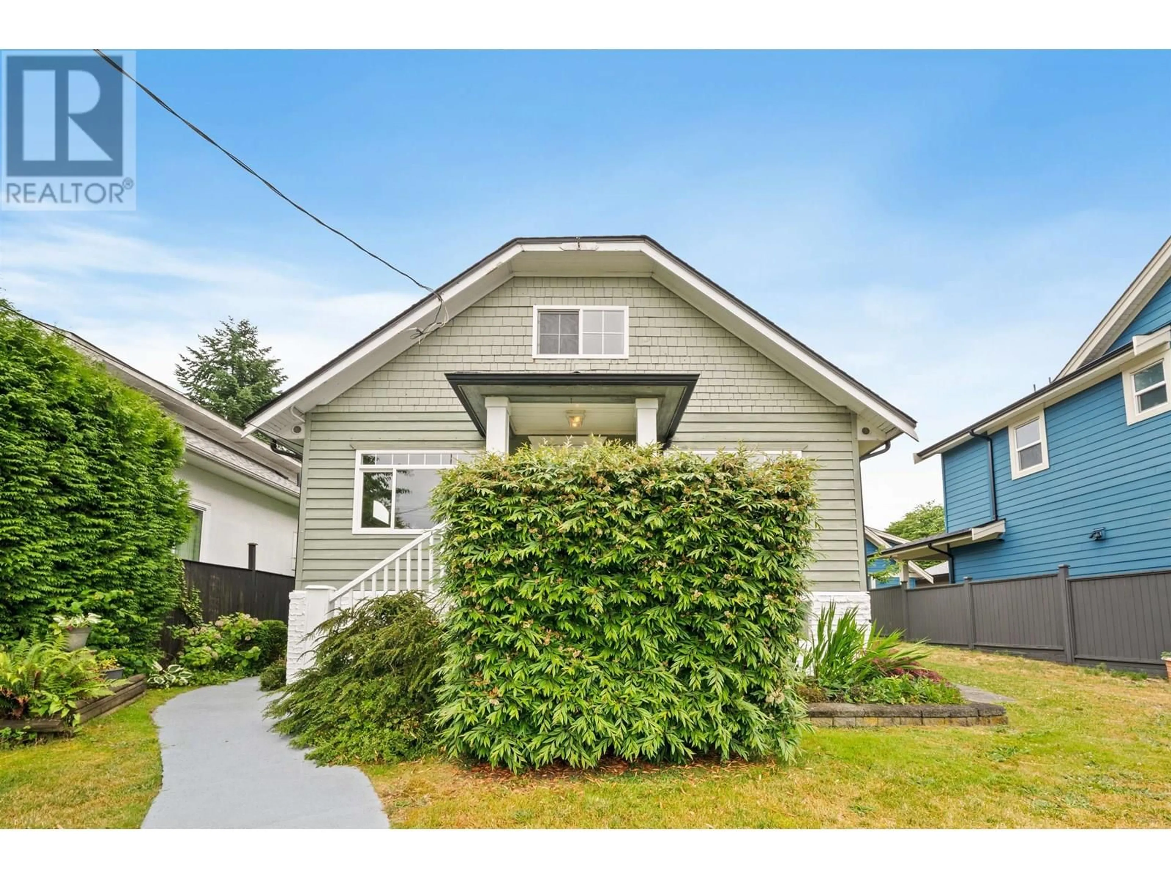 Home with vinyl exterior material, street for 221 RICHMOND STREET, New Westminster British Columbia V3L4B5