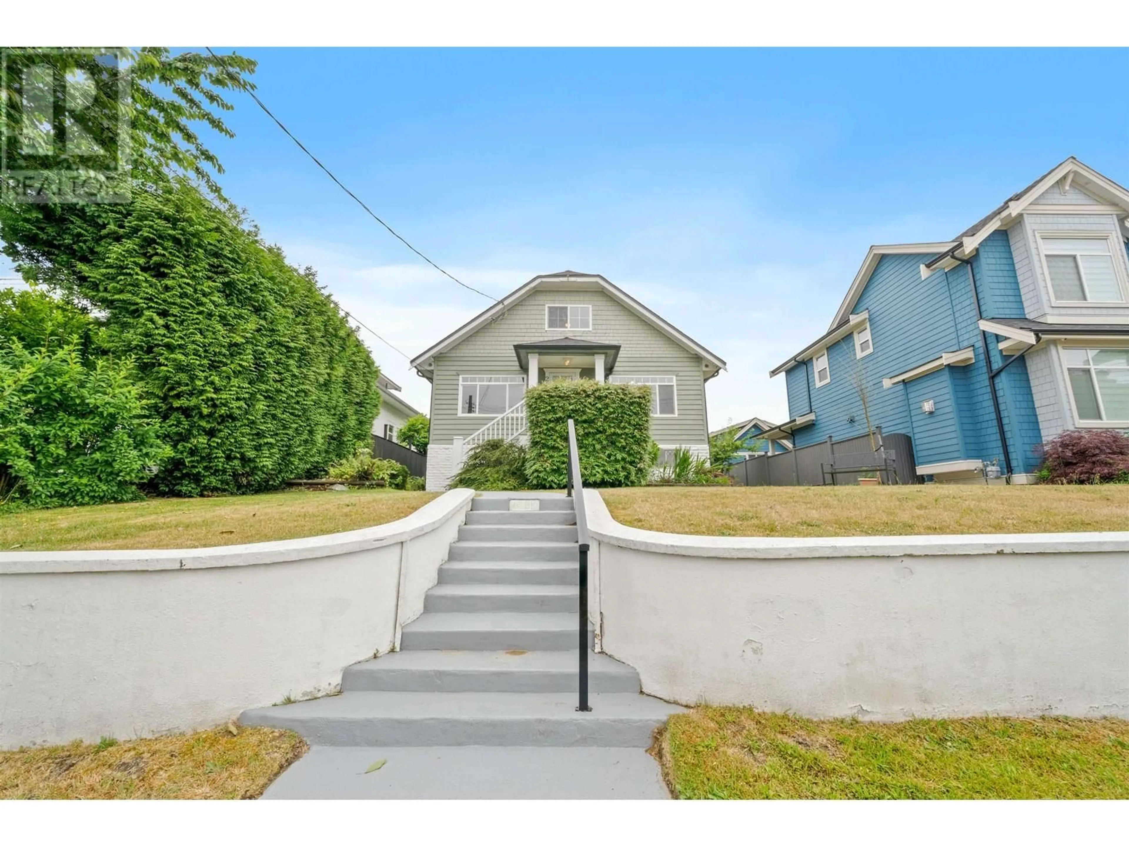 A pic from outside/outdoor area/front of a property/back of a property/a pic from drone, street for 221 RICHMOND STREET, New Westminster British Columbia V3L4B5