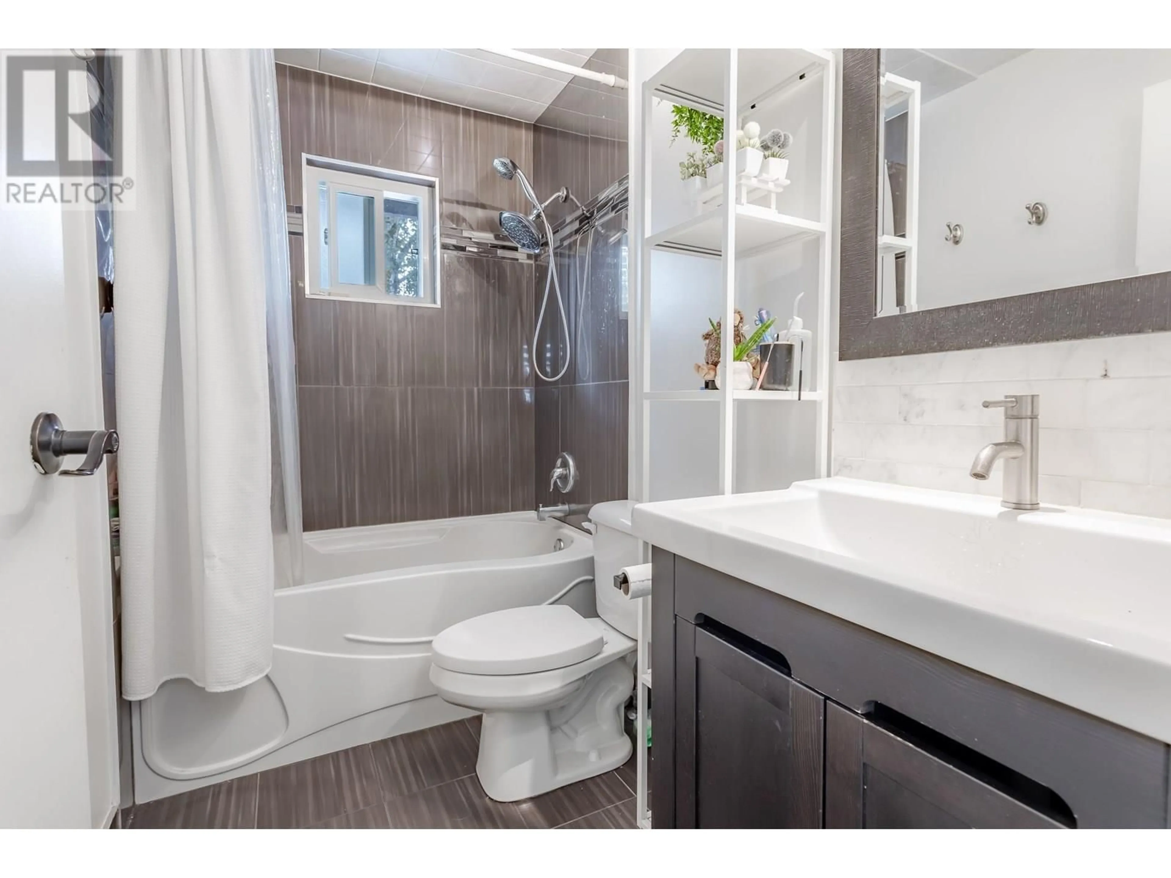 Contemporary bathroom, ceramic/tile floor for 2378 MARIANA PLACE, Coquitlam British Columbia V3K6S2