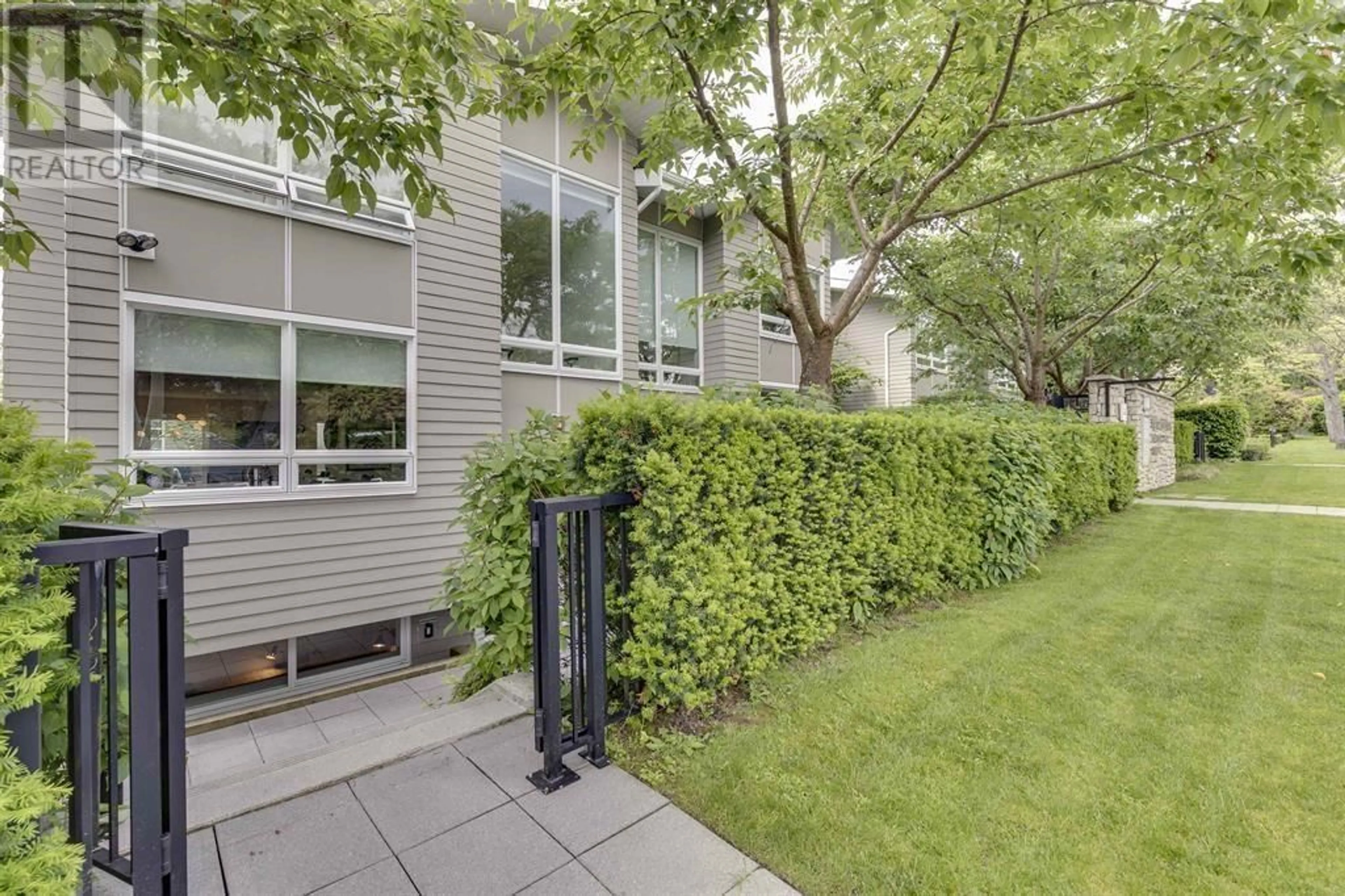 Patio, street for 4 - 265 8TH STREET, North Vancouver British Columbia V7L1Y9