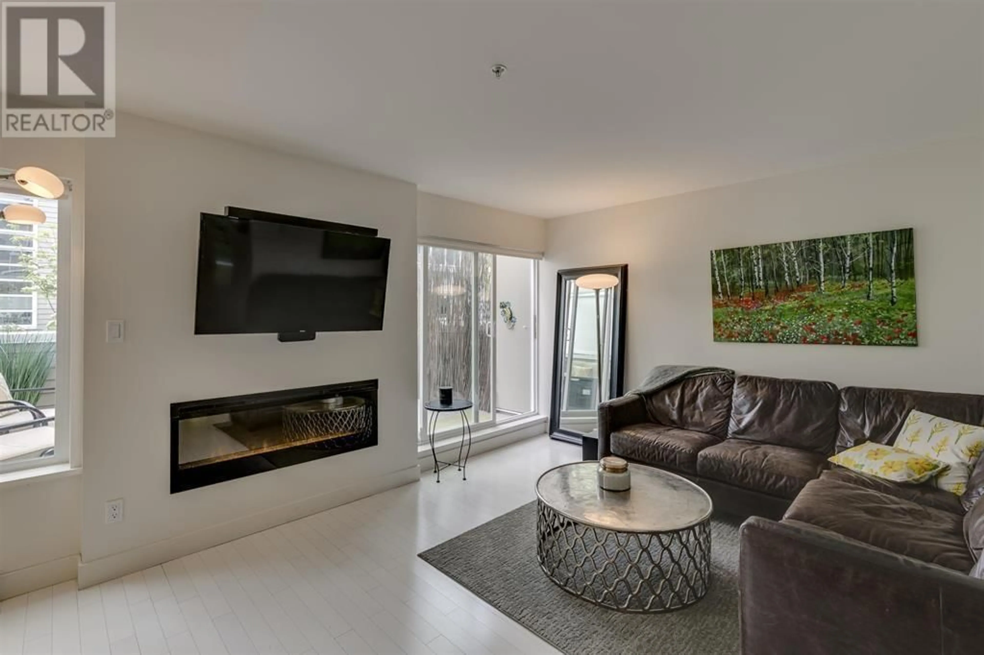 Living room with furniture, unknown for 4 - 265 8TH STREET, North Vancouver British Columbia V7L1Y9