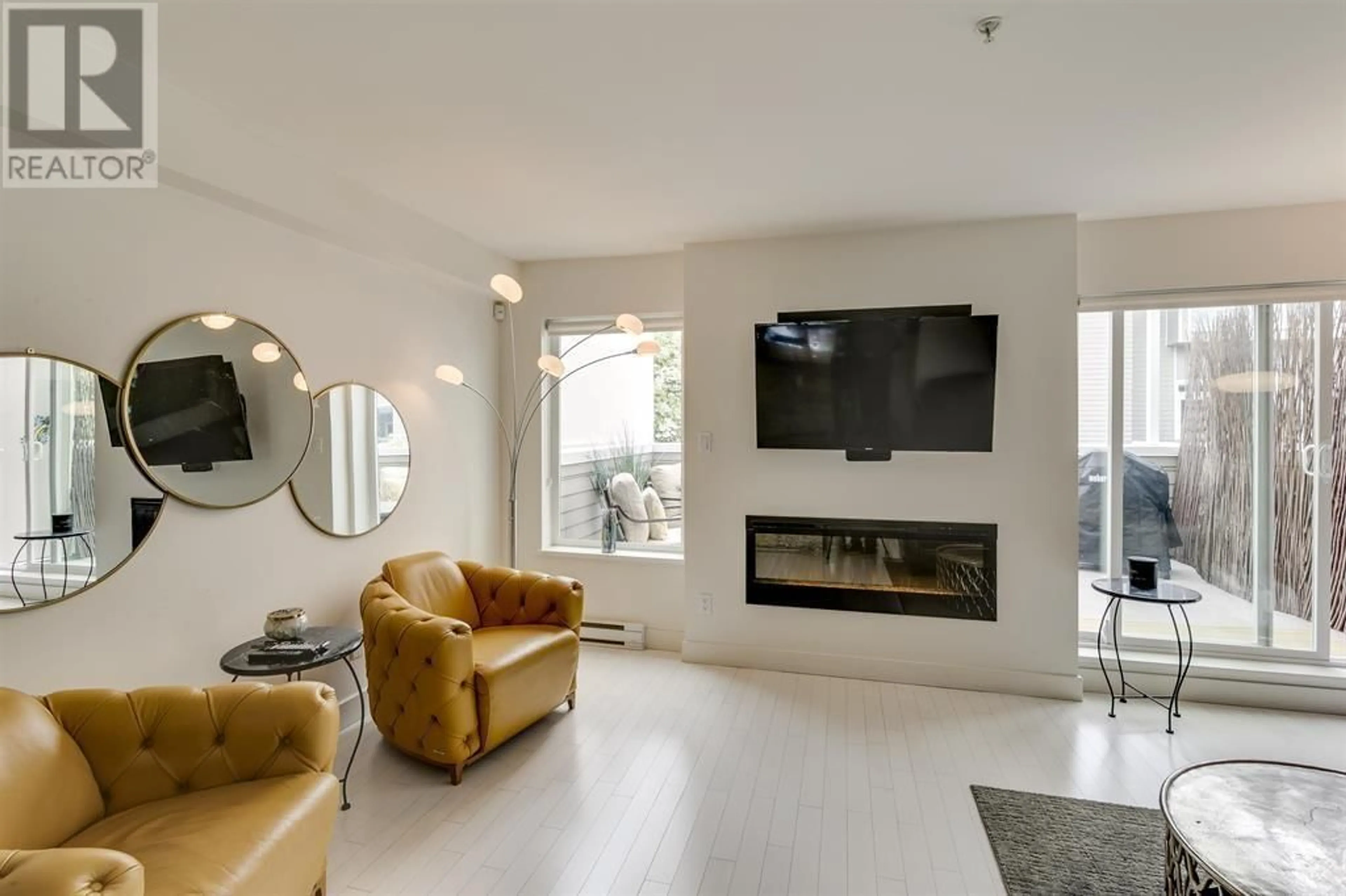 Living room with furniture, unknown for 4 - 265 8TH STREET, North Vancouver British Columbia V7L1Y9