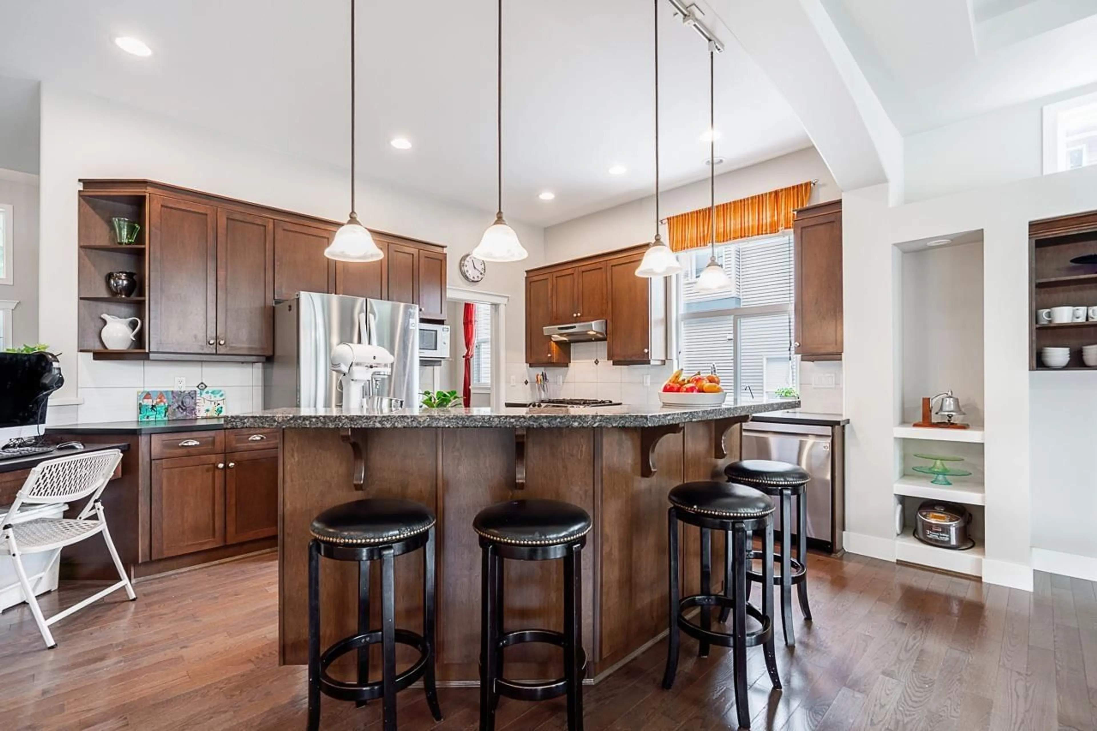 Open concept kitchen, unknown for 16550 61, Surrey British Columbia V3S5V4