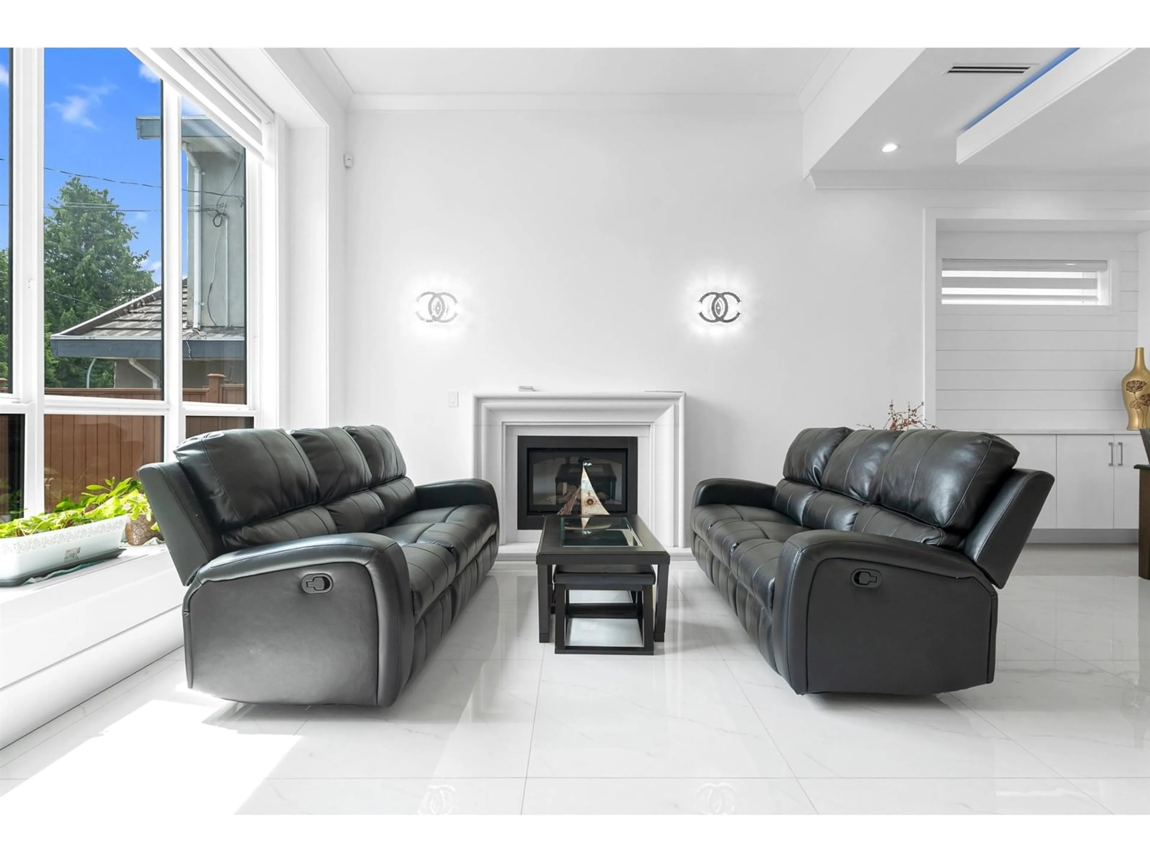 Living room with furniture, ceramic/tile floor for 14231 70A, Surrey British Columbia V3W2J9