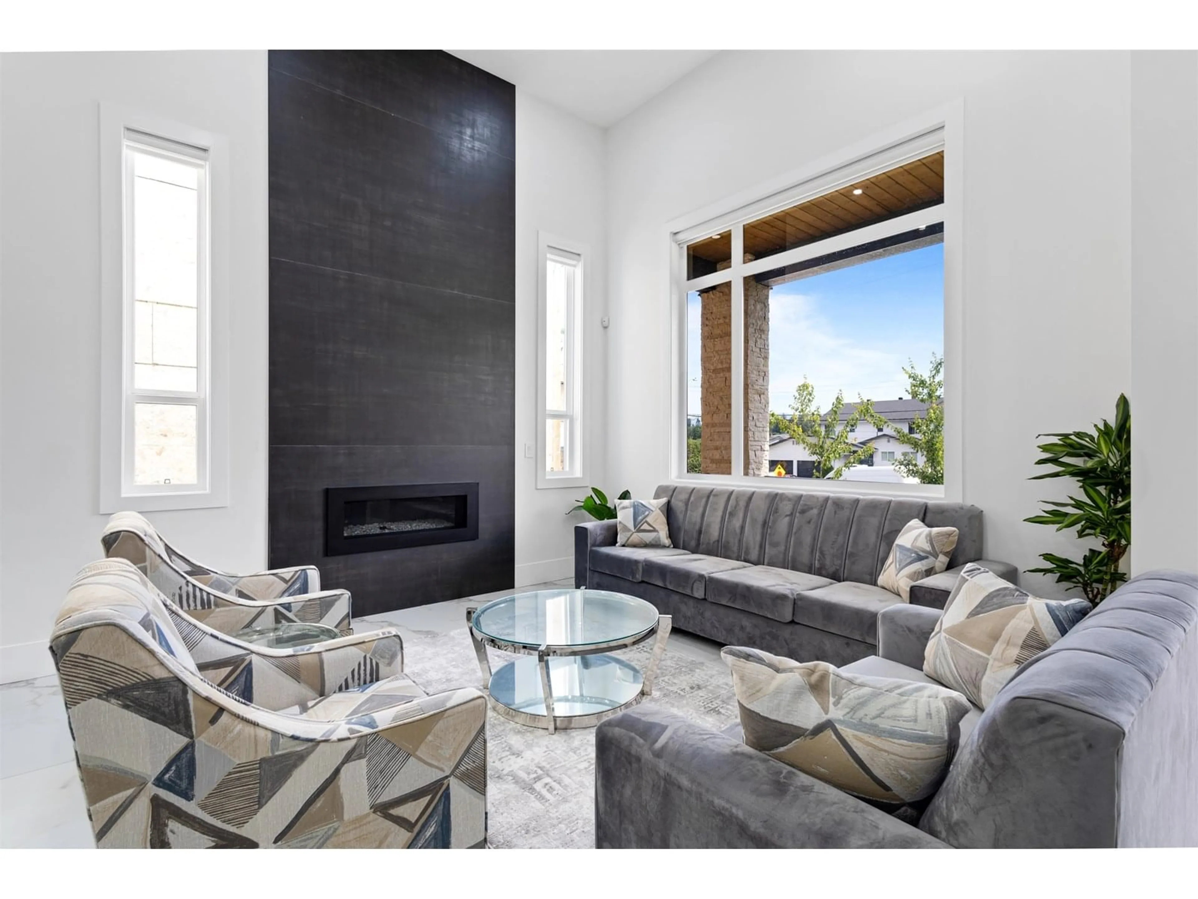 Living room with furniture, ceramic/tile floor for 2343 LOBBAN, Abbotsford British Columbia V2S3W2