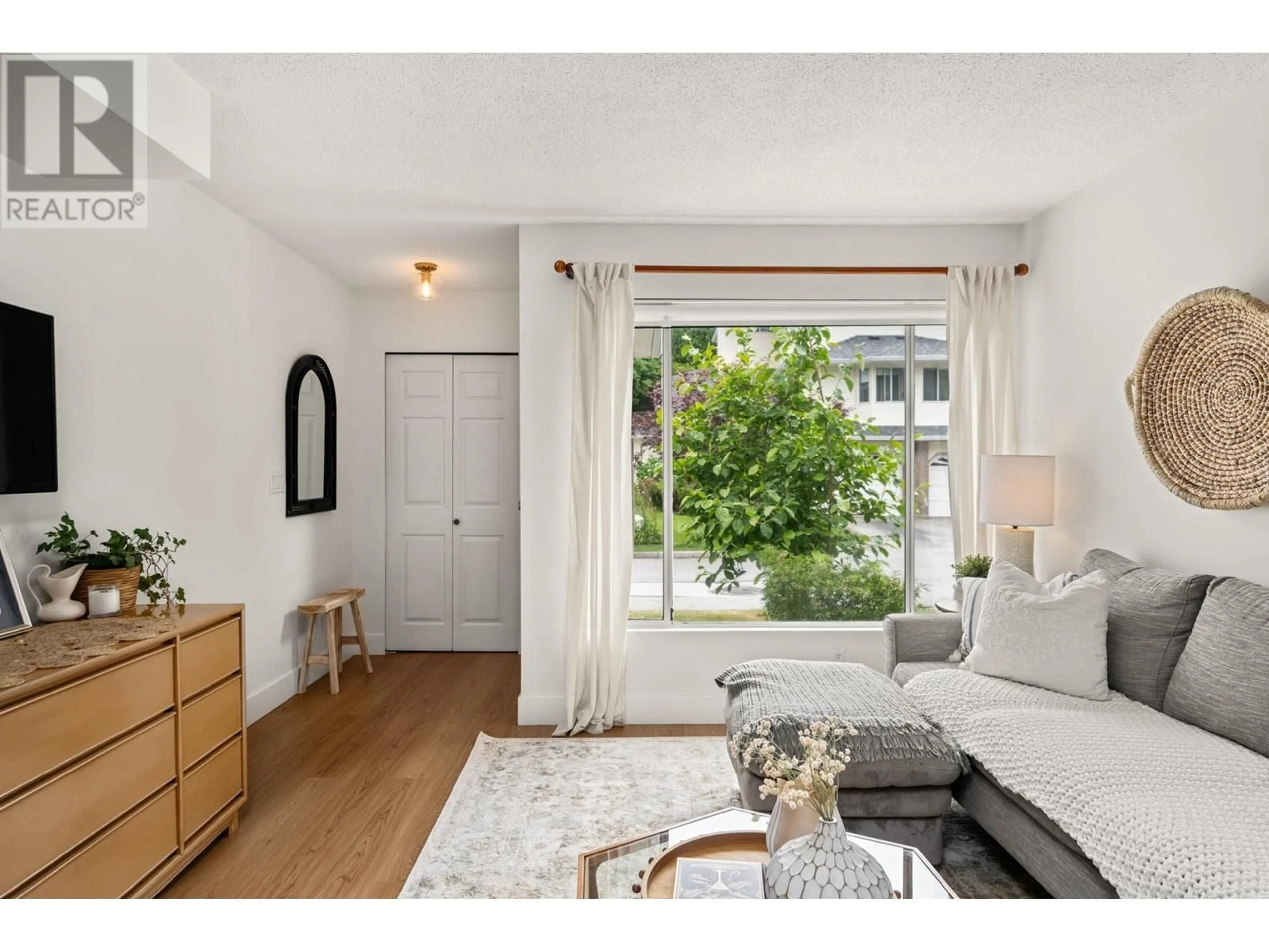 Living room with furniture, wood/laminate floor for 31 - 22900 126 AVENUE, Maple Ridge British Columbia V2X0W9