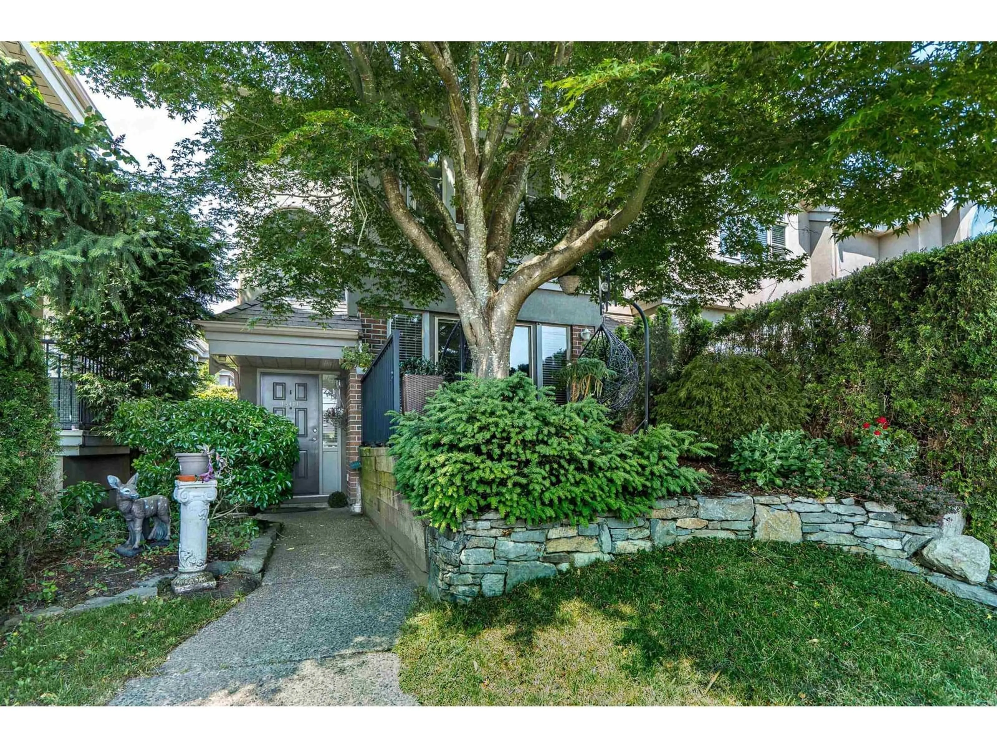 A pic from outside/outdoor area/front of a property/back of a property/a pic from drone, street for 15411 RUSSELL, White Rock British Columbia V4B2R5