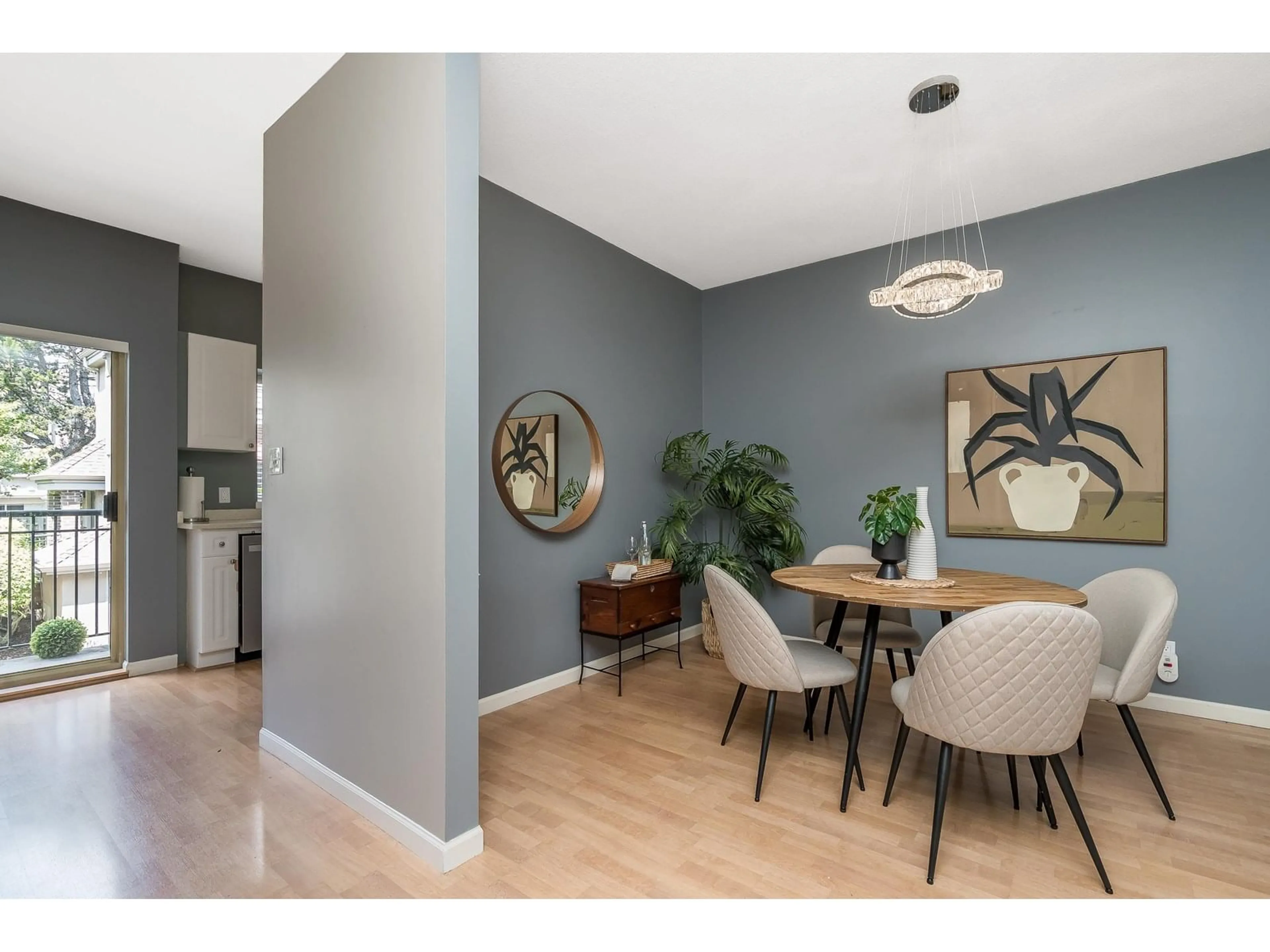 Dining room, wood/laminate floor for 15411 RUSSELL, White Rock British Columbia V4B2R5