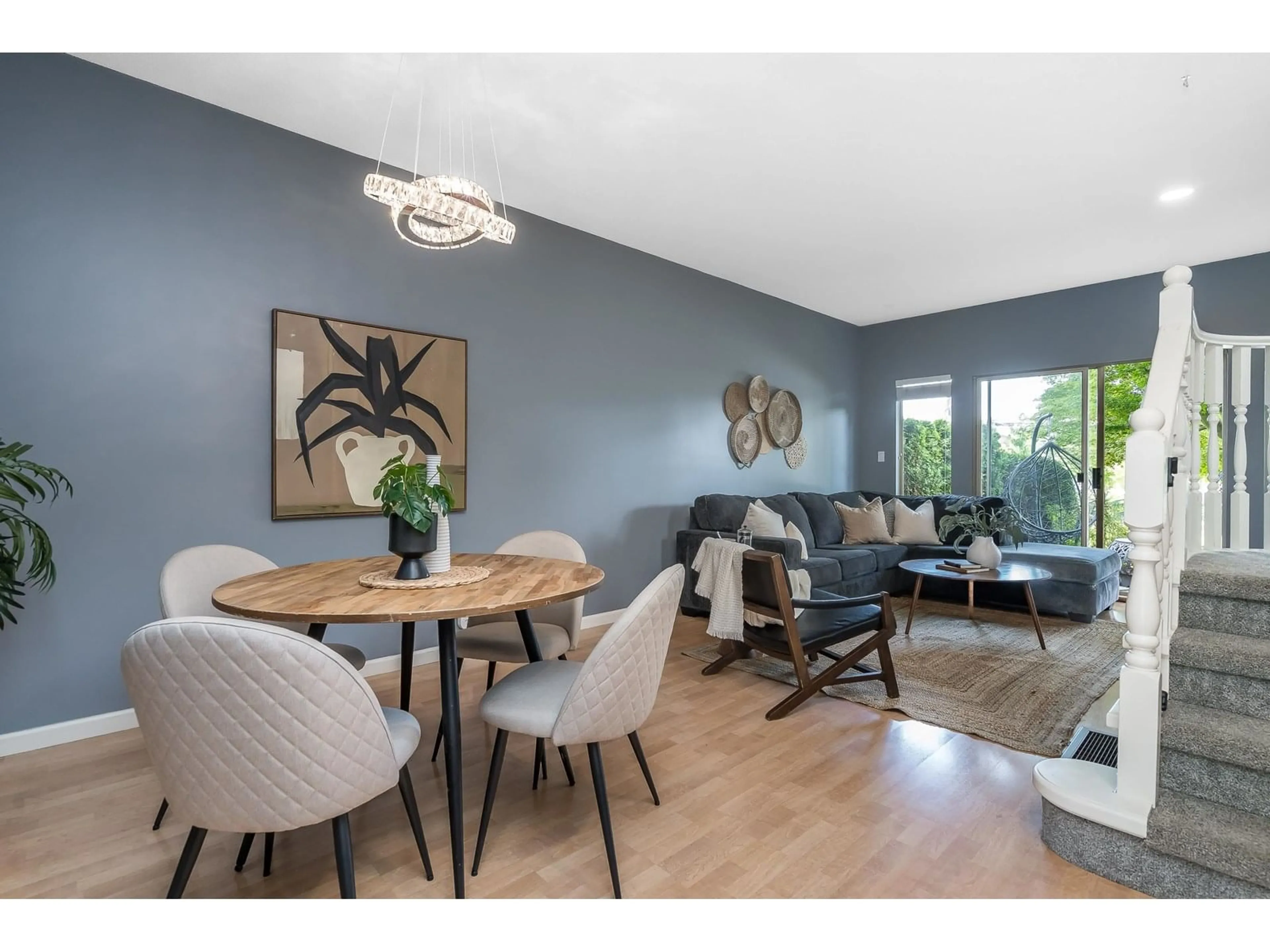 Living room with furniture, wood/laminate floor for 15411 RUSSELL, White Rock British Columbia V4B2R5