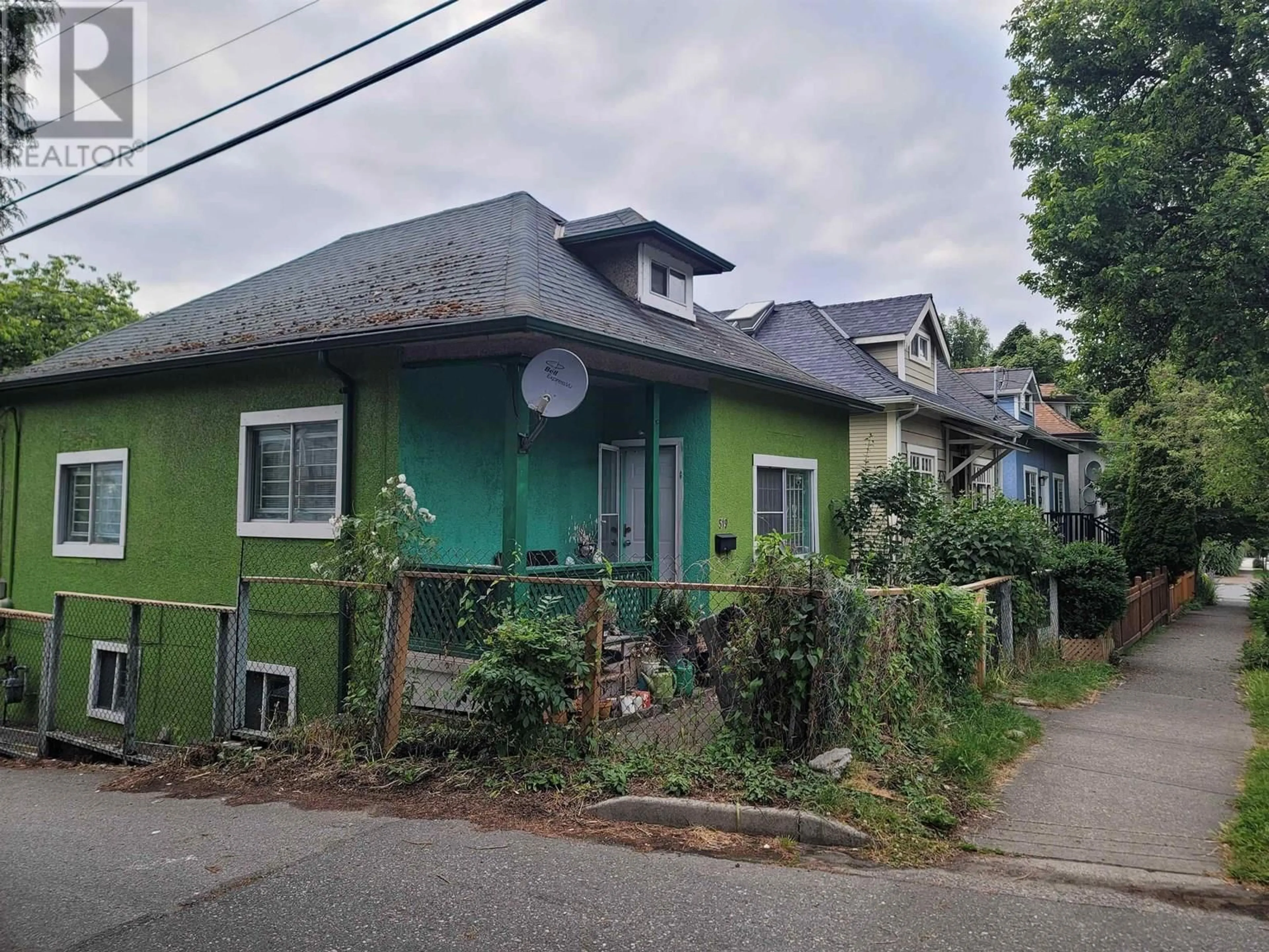 A pic from outside/outdoor area/front of a property/back of a property/a pic from drone, street for 519 SALSBURY DRIVE, Vancouver British Columbia V5L3Z6