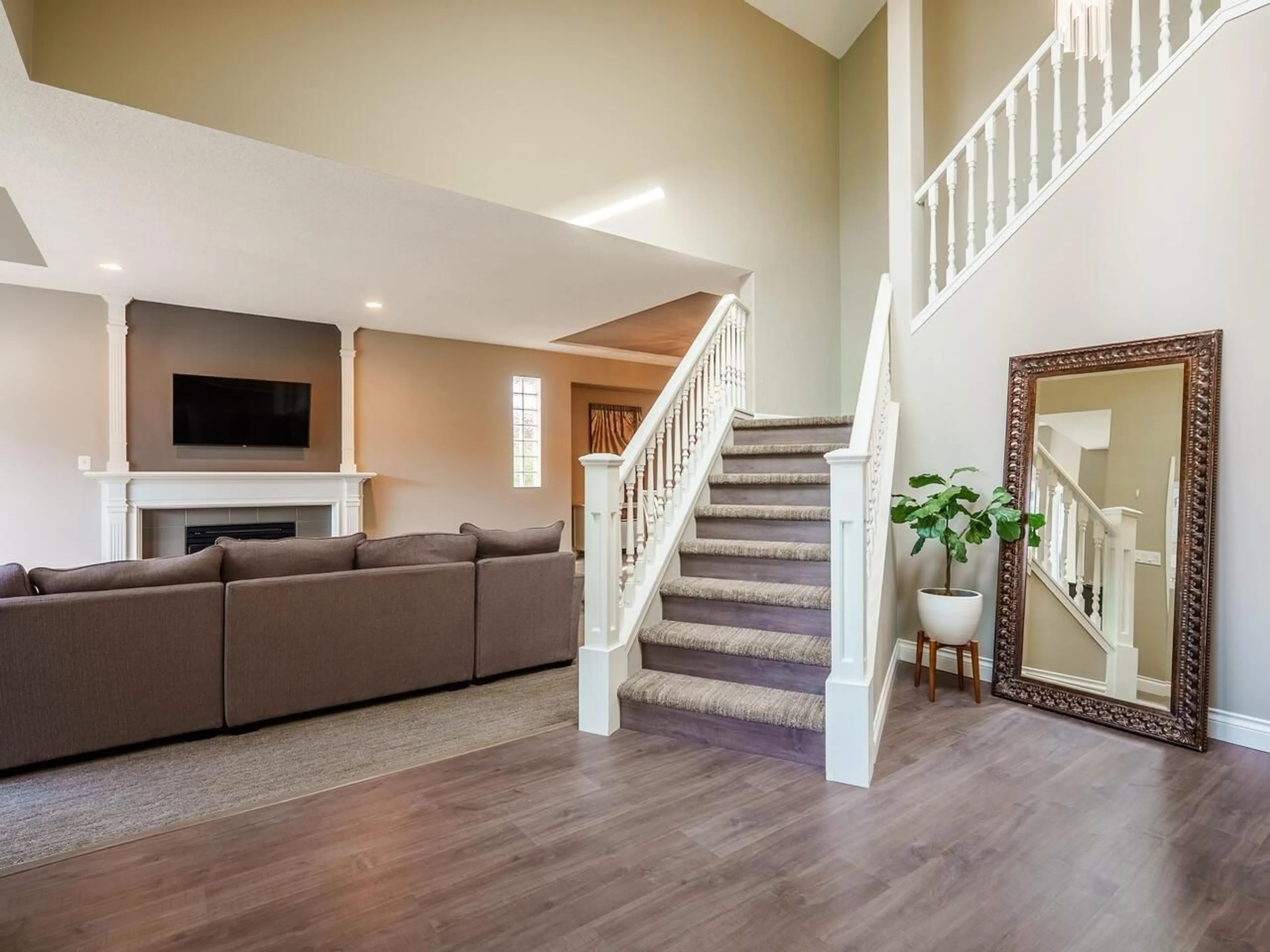 Indoor foyer for 20977 44, Langley British Columbia V3A5A9