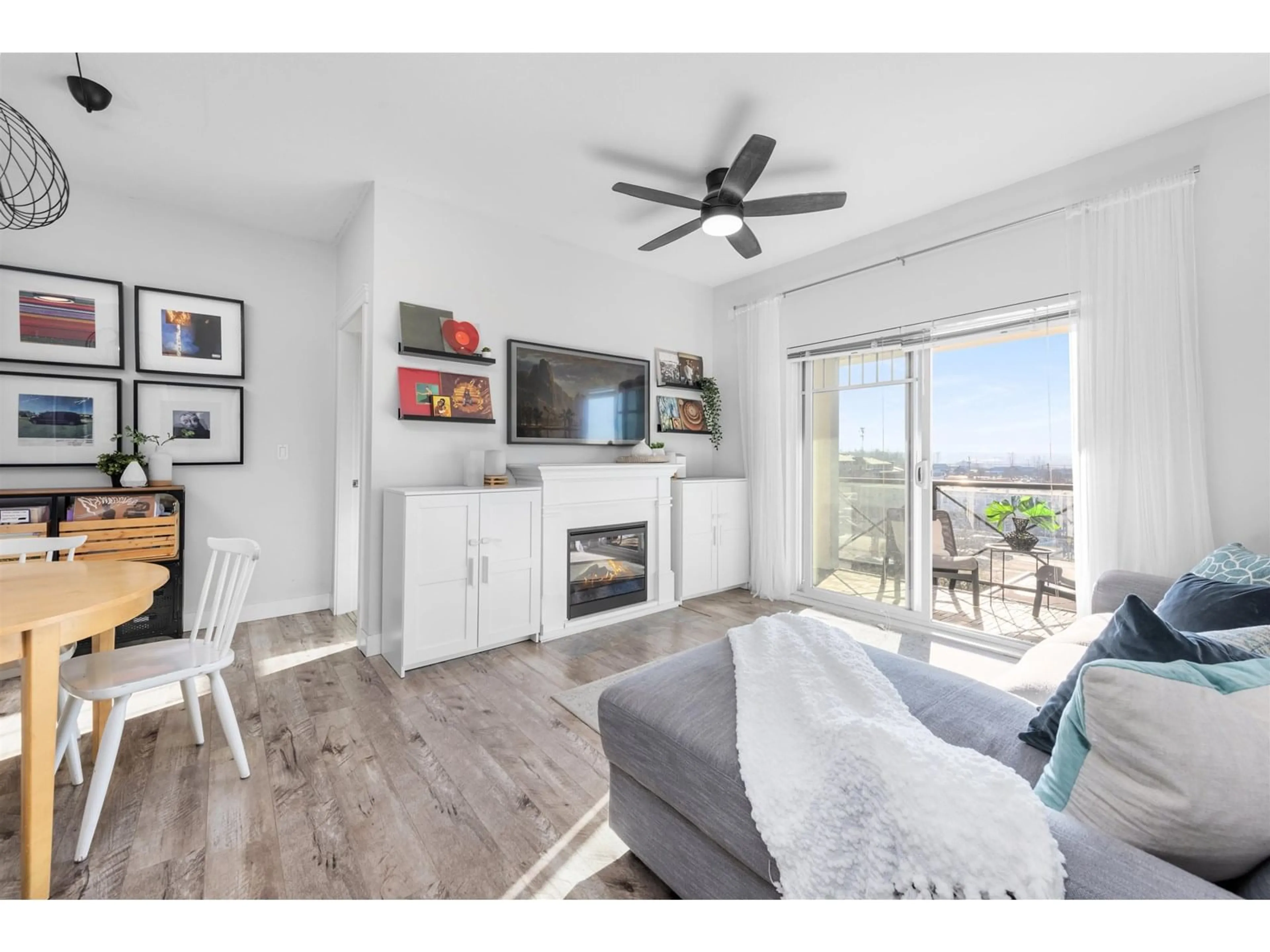 Living room with furniture, wood/laminate floor for 408 - 17712 57A, Surrey British Columbia V3S1J1