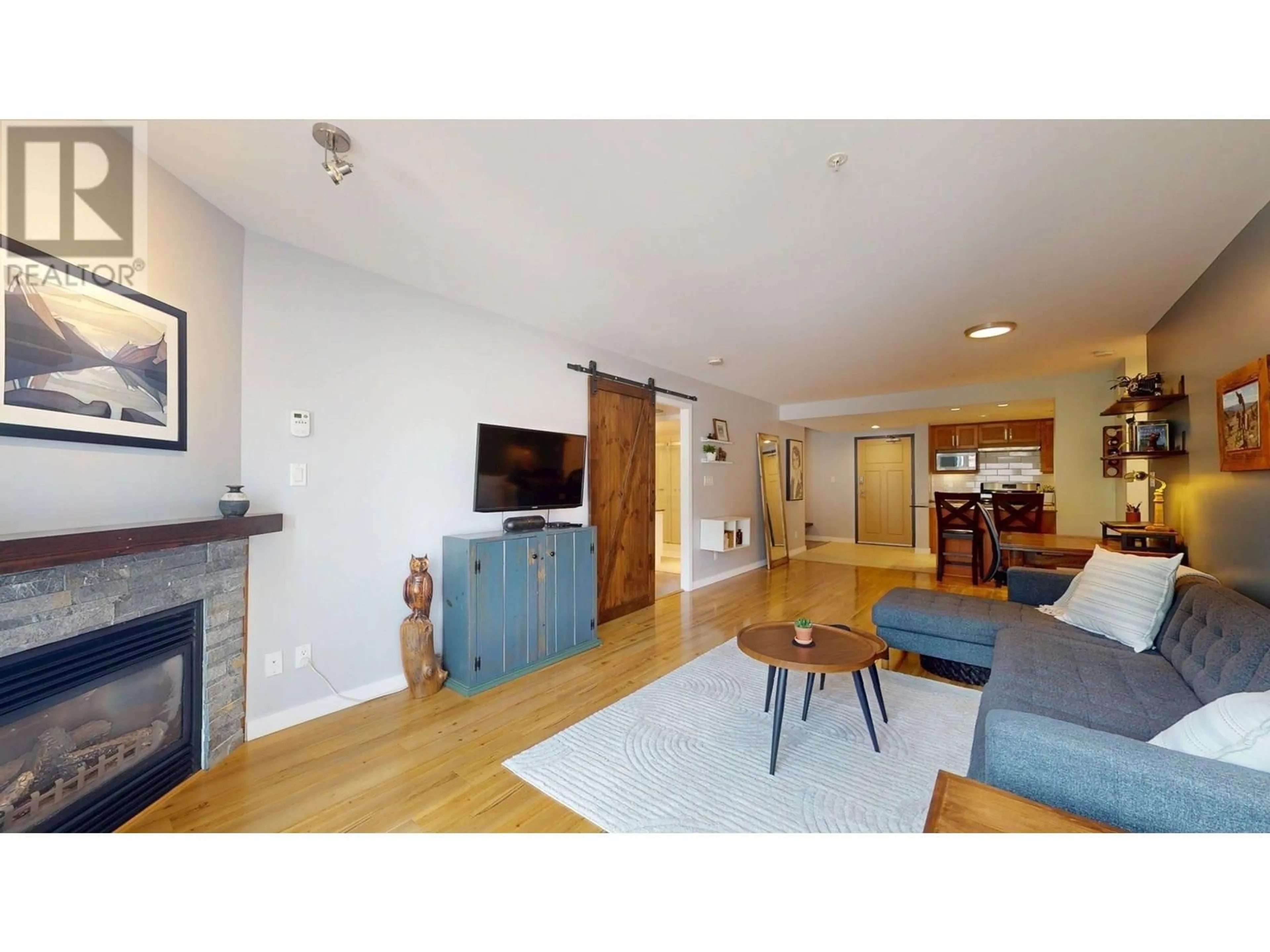 Living room with furniture, wood/laminate floor for 213 - 1212 MAIN STREET, Squamish British Columbia V8B0S1