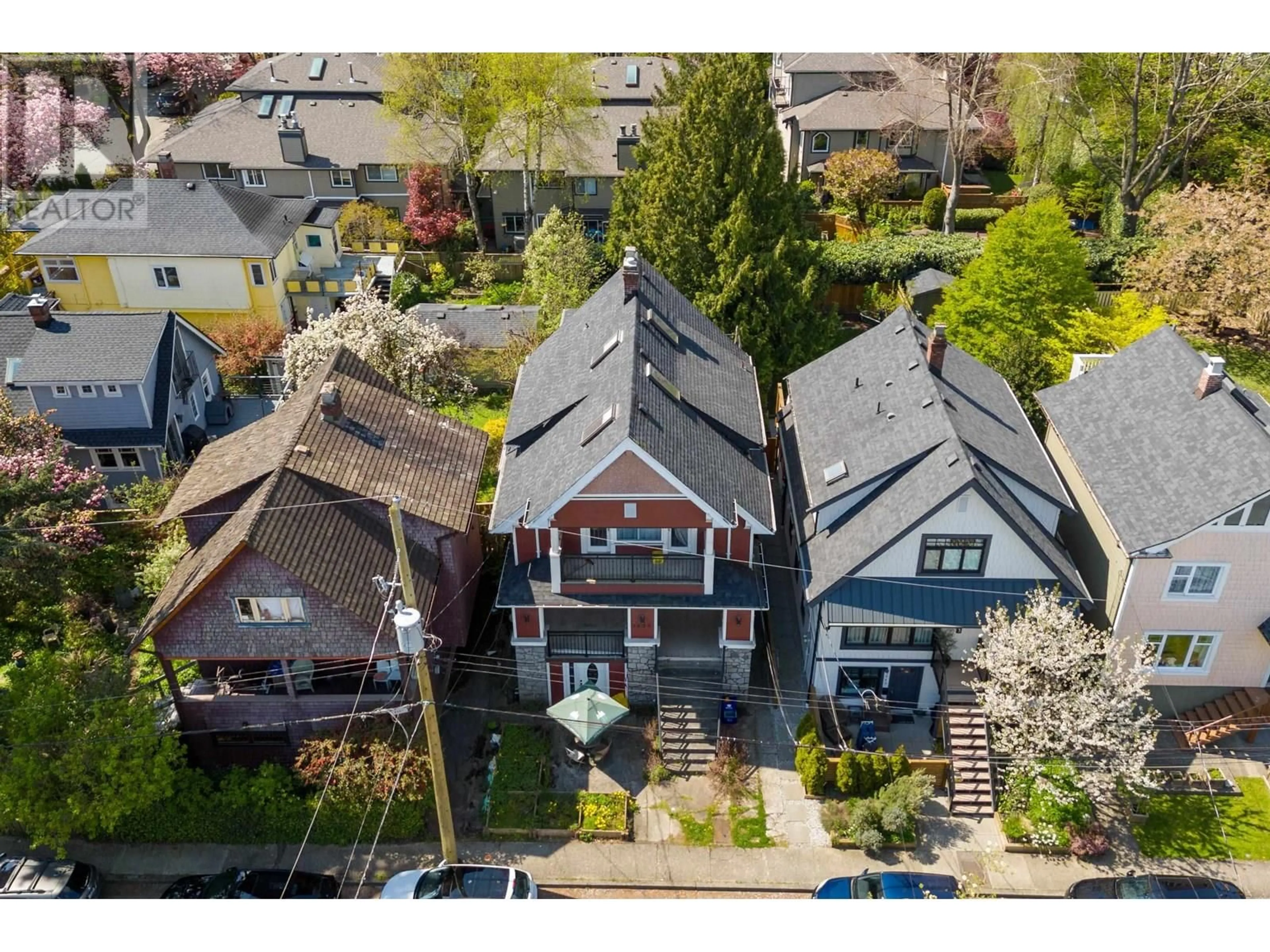 A pic from outside/outdoor area/front of a property/back of a property/a pic from drone, street for 3895 QUEBEC STREET, Vancouver British Columbia V5V3K7