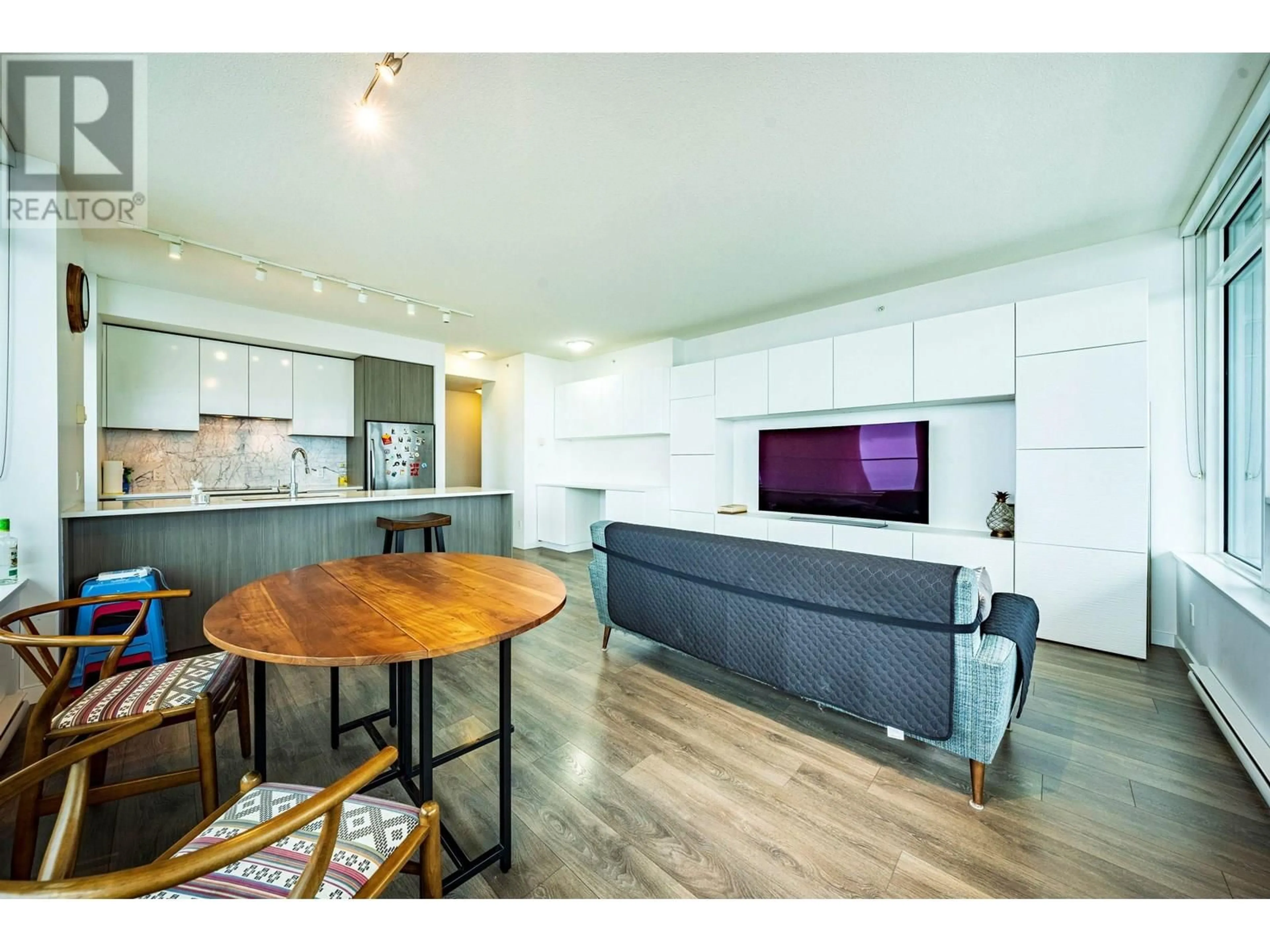 Open concept kitchen, wood/laminate floor for 5109 - 6461 TELFORD AVENUE, Burnaby British Columbia V5H0B7