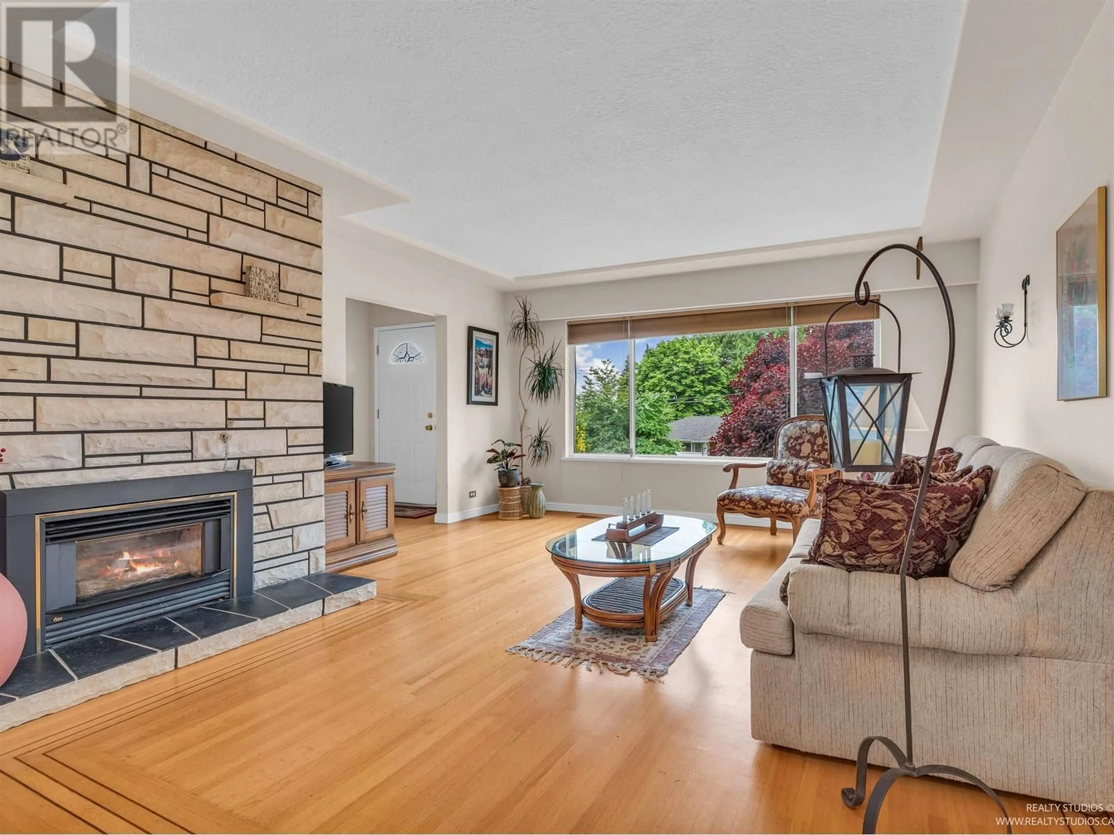 Living room with furniture, unknown for 663 FAIRVIEW STREET, Coquitlam British Columbia V3J4B1