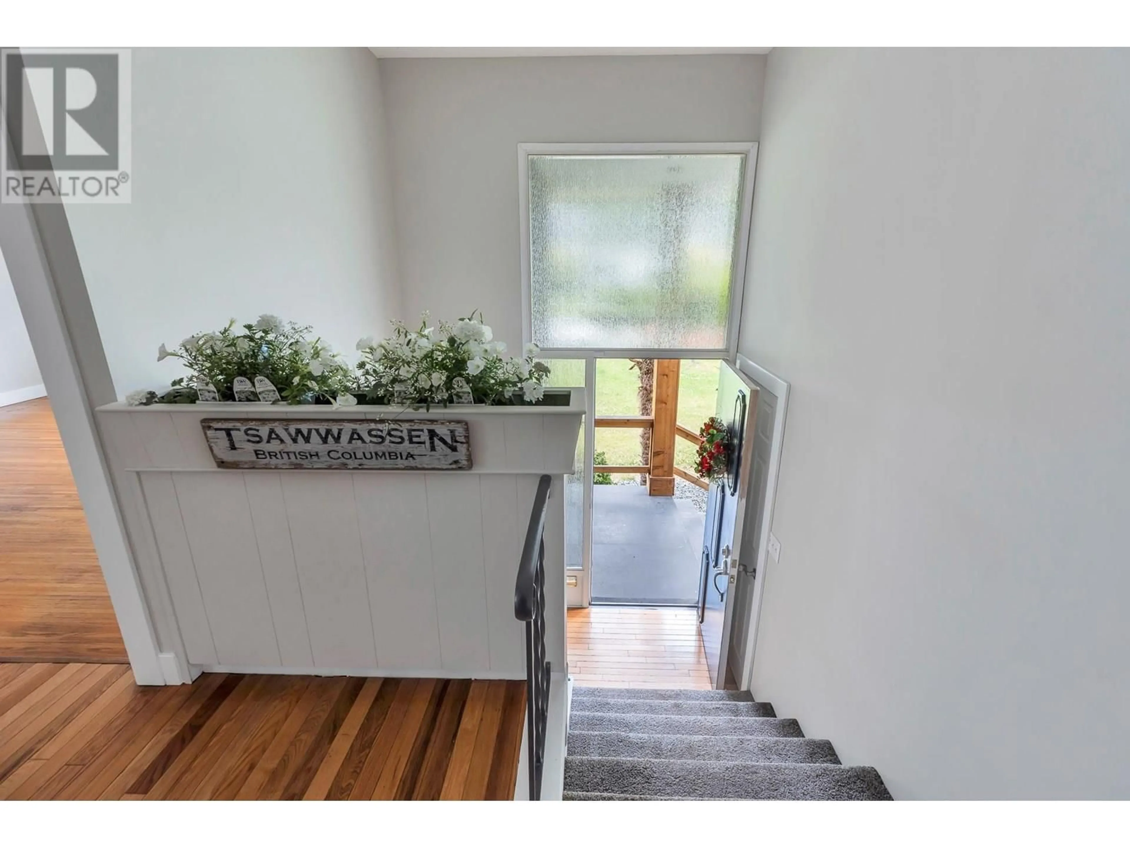 Indoor entryway for 5041 6 AVENUE, Delta British Columbia V4M1L3