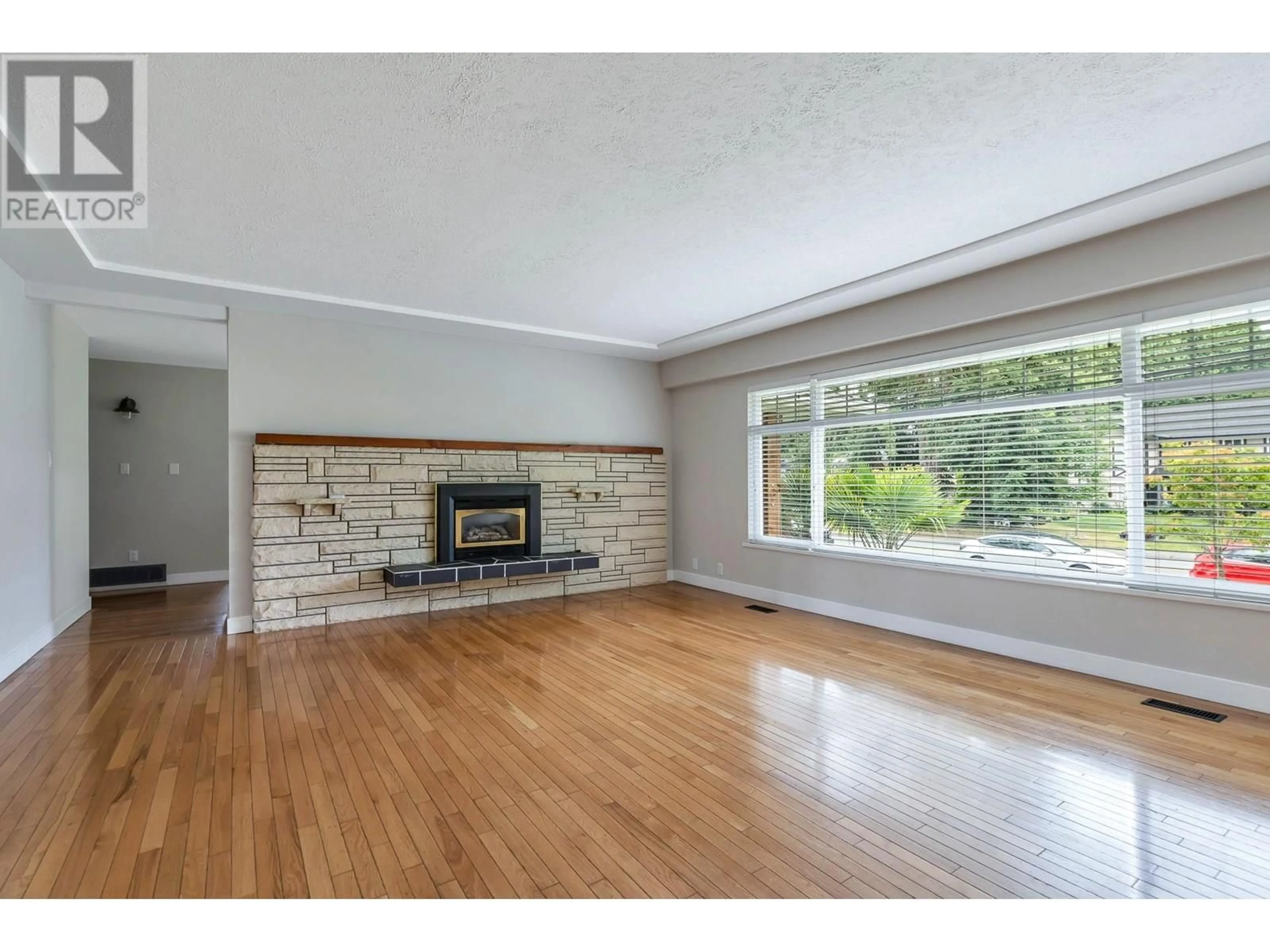 Living room with furniture, wood/laminate floor for 5041 6 AVENUE, Delta British Columbia V4M1L3