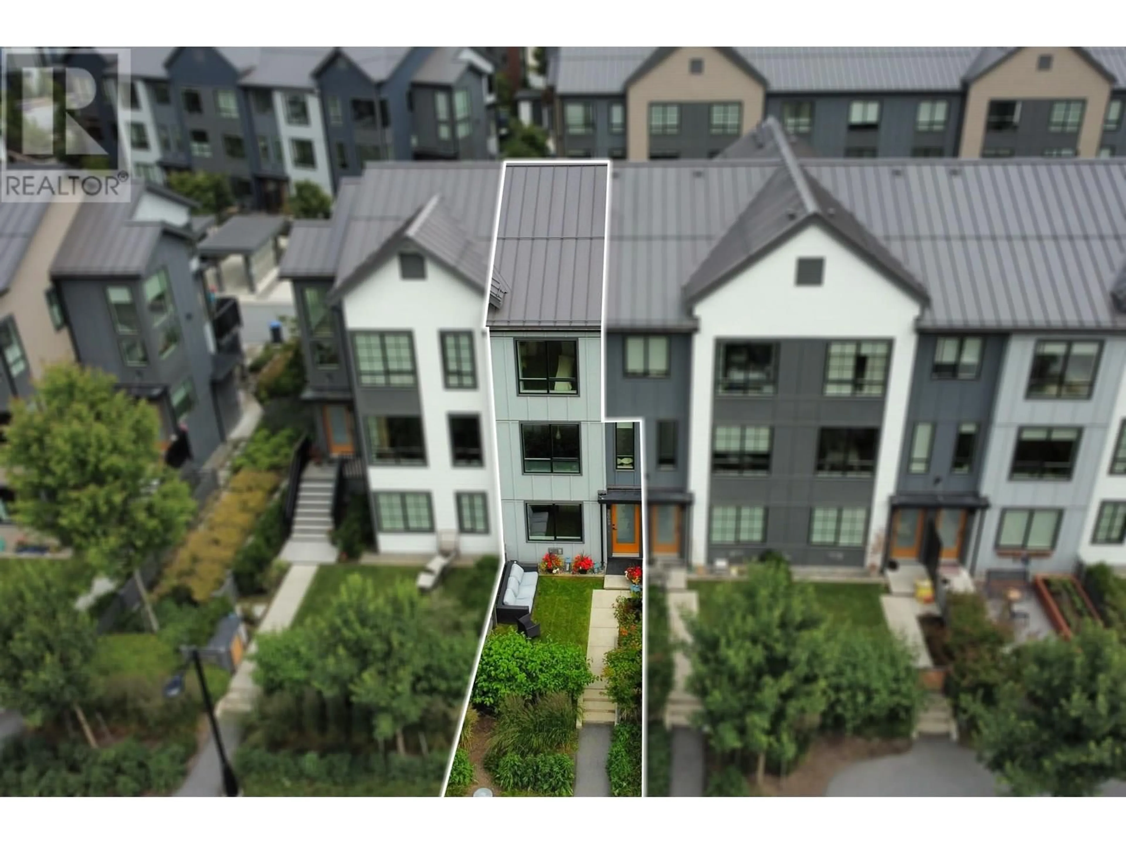 A pic from outside/outdoor area/front of a property/back of a property/a pic from drone, city buildings view from balcony for 38043 HELM WAY, Squamish British Columbia V8B1E6